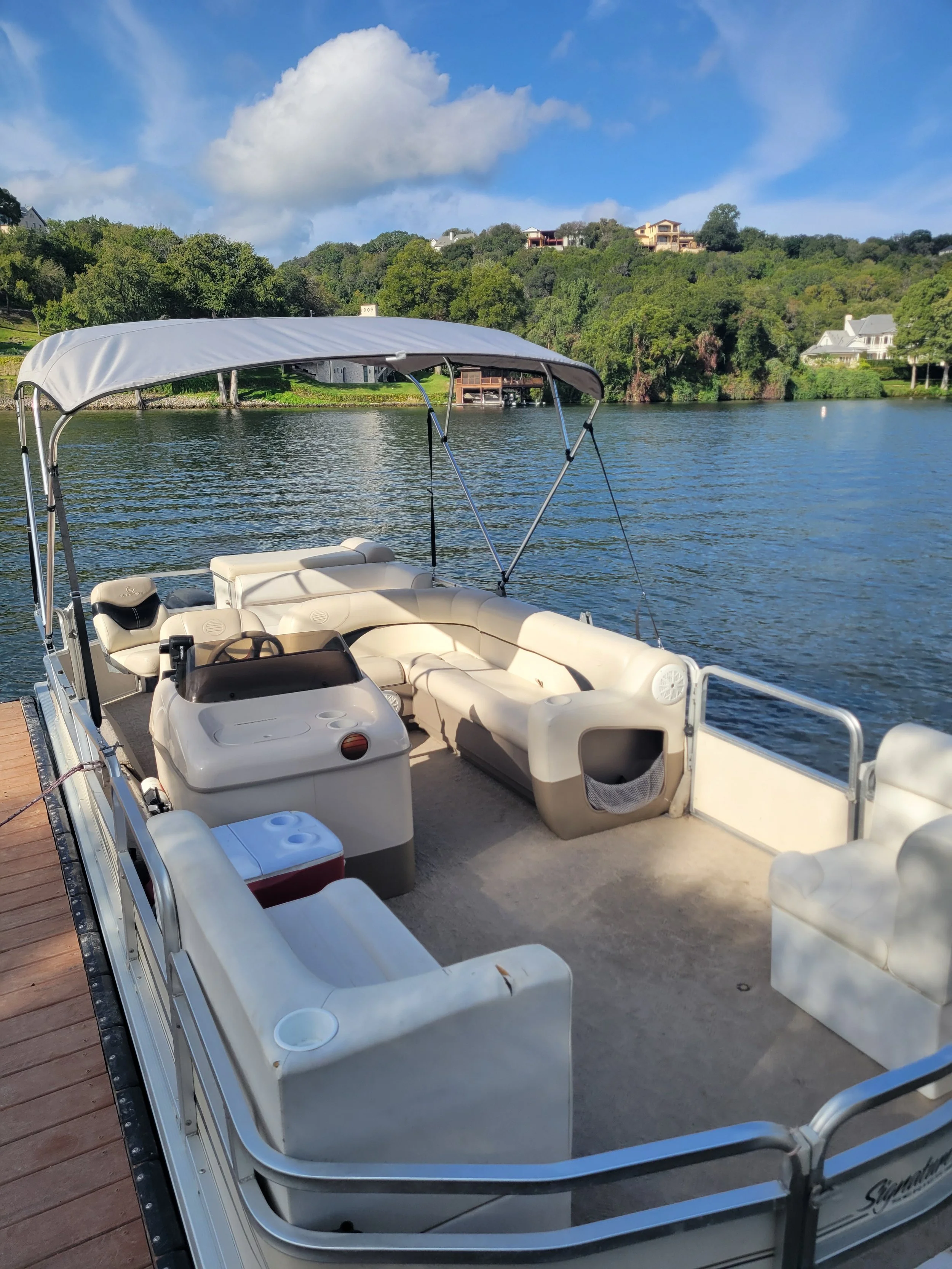 A 21 foot pontoon boat that can hold up to 13 people on Lake Travis with plenty of seating