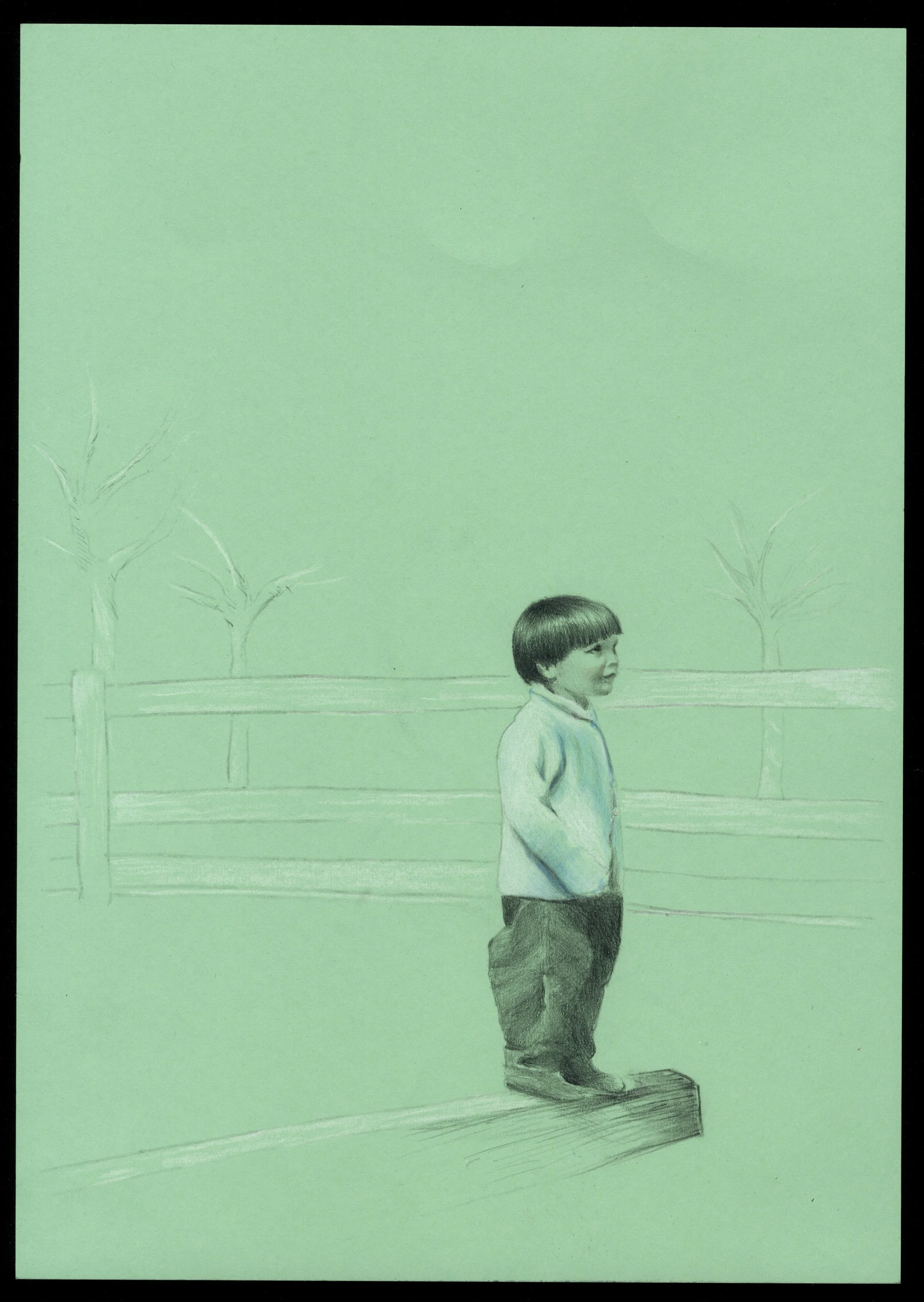 Disegno di un bambino con capelli corti, che indossa una giacca e pantaloni, che si trova su un piedistallo in un ambiente con due alberi stilizzati sullo sfondo.