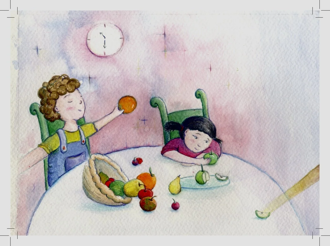 Due bambini seduti a un tavolo con frutta, una che tiene in mano un'arancia e l'altra che mangia una mela, con un orologio sul muro e un cesto di frutta sul tavolo.