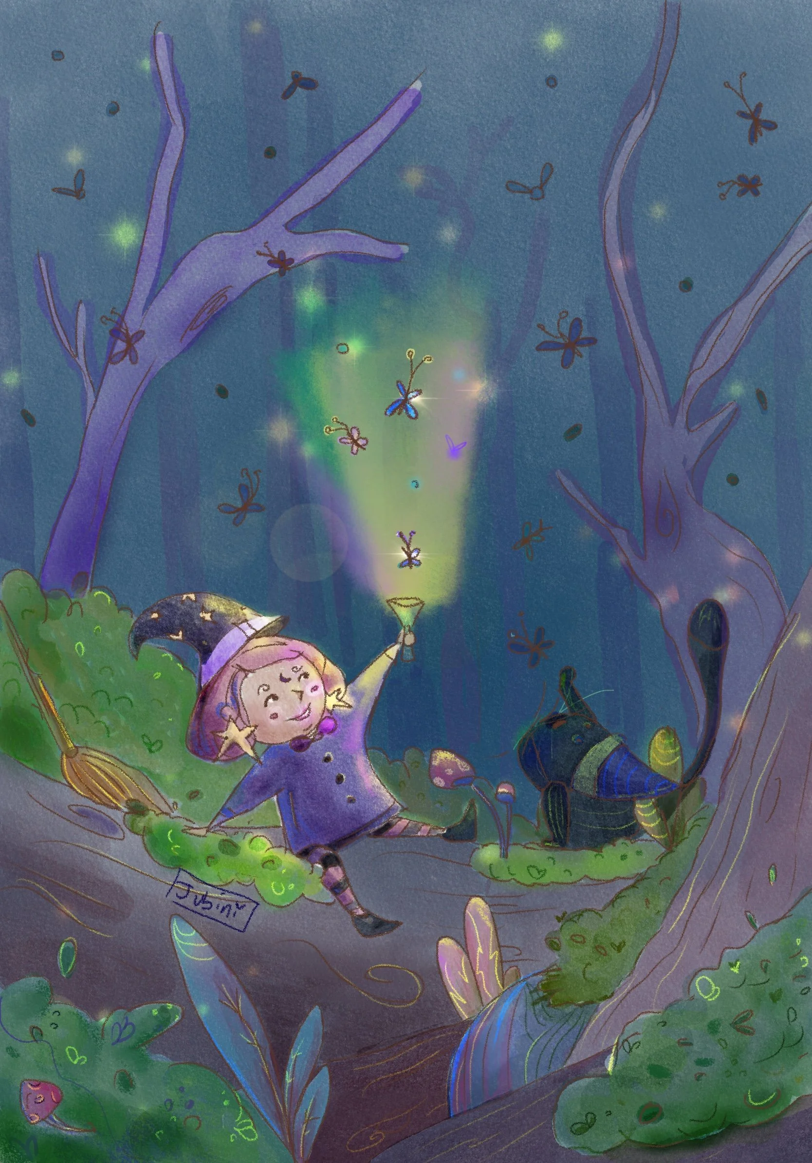 Una fata con cappello di strega, ali di farfalla, in un bosco magico, tiene in mano un calice con una luce verde che si diffonde, circondata da farfalle, luci e piante, in uno stile illustrato e fantastico.