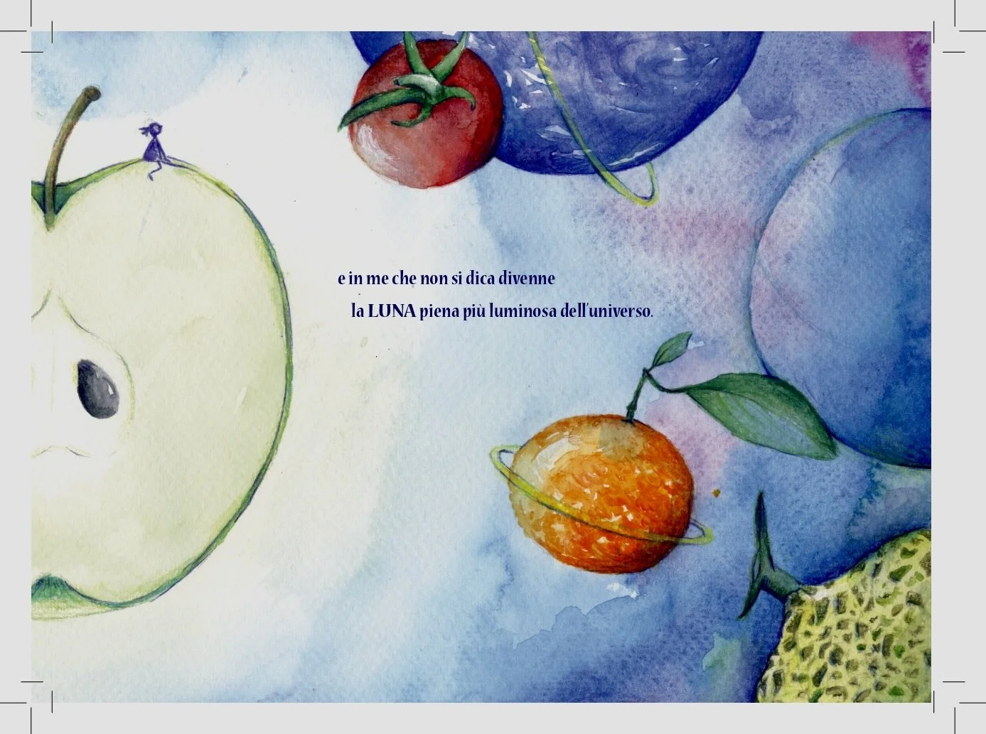 Illustrazione di vari frutti, tra cui un pomodoro, una mela, uva, un mandarino, e un frutto esotico, con testo in italiano che parla della luna piena.