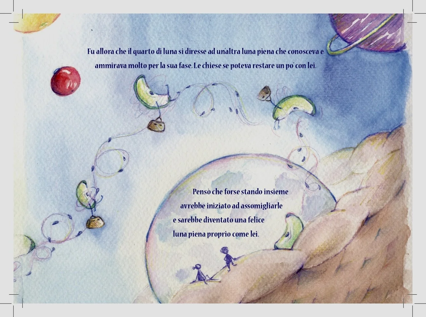 Illustrazione di una scena fantastica con un cielo blu e vari pianeti e lune. Al centro, due bambini seduti su una collina che guarda una grande luna piena. Scritte in italiano lungo la scena, presentano un testo narrativo poetico.