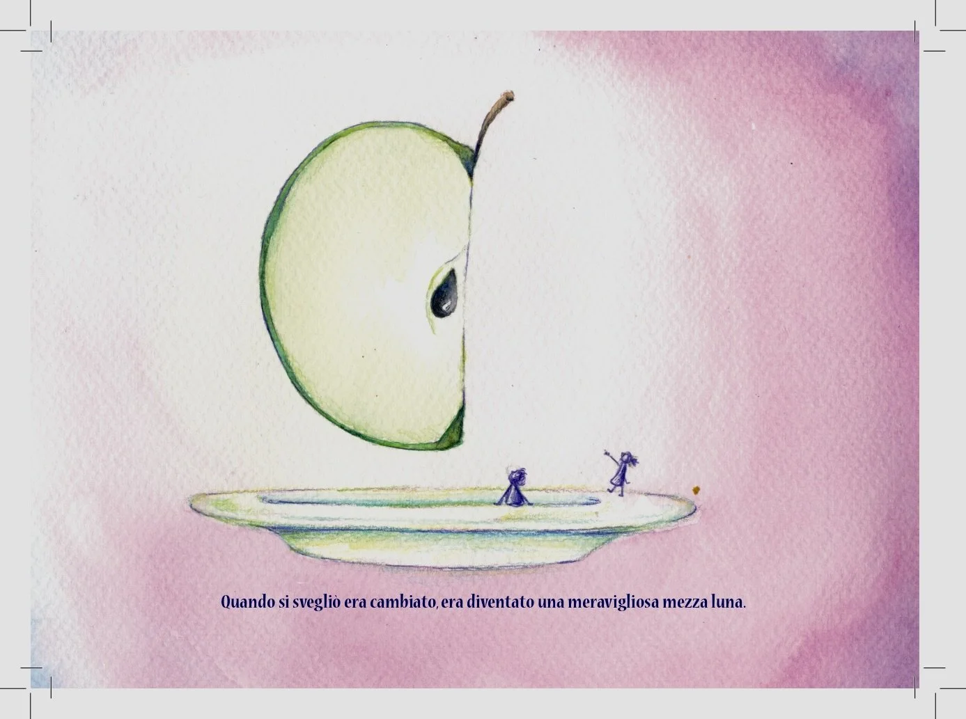 Illustrazione di una mezza mela verde che si trasforma in una mezzaluna brillante, con due piccole figure di bambini che giocano sotto, sullo sfondo rosa