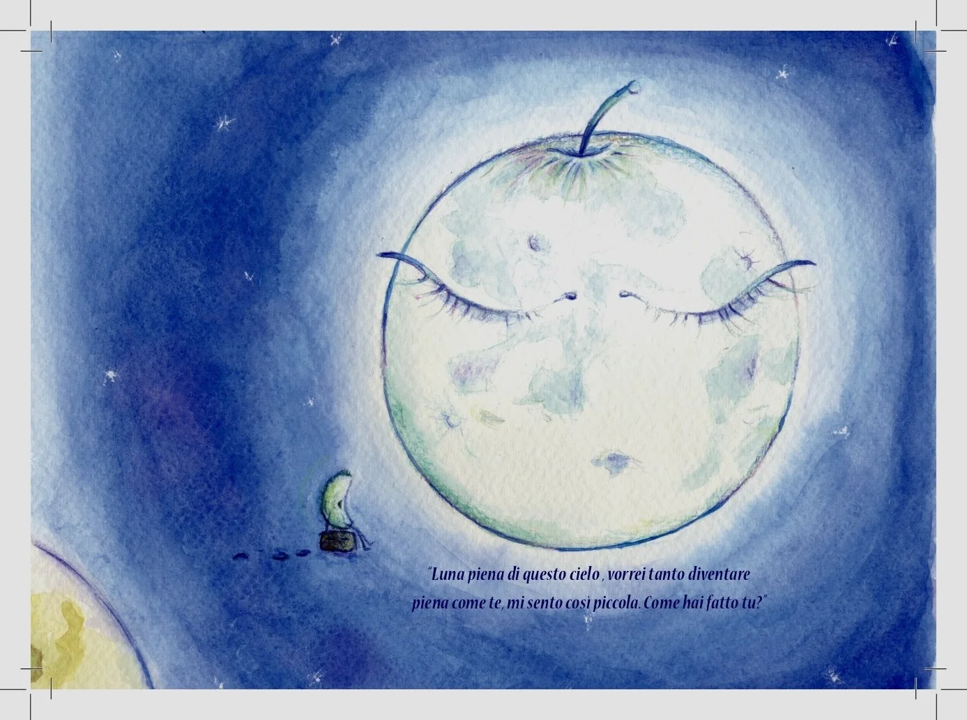 Illustrazione di un pallone aerostatico raffigurante la luna con occhi chiusi e ciglia lunghe, che sembra sognare ad occhi aperti. Sullo sfondo un cielo blu con alcune stelle e un piccolo oggetto che sembra un raccoglitore di memo.