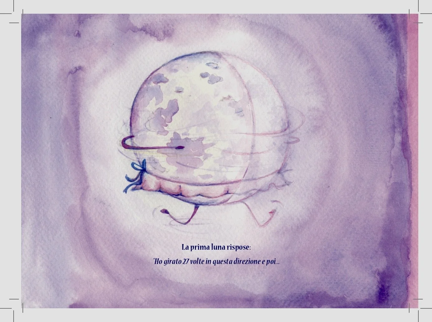 Disegno watercolor di una luna con una faccina sorridente, circondata da un bordo rosa, con la luna che cammina su un filo di lana blu. Sotto il disegno, una didascalia in italiano che dice: "La prima luna risponde: 'Ho girato 27 volte in questa direzione e poi...'".