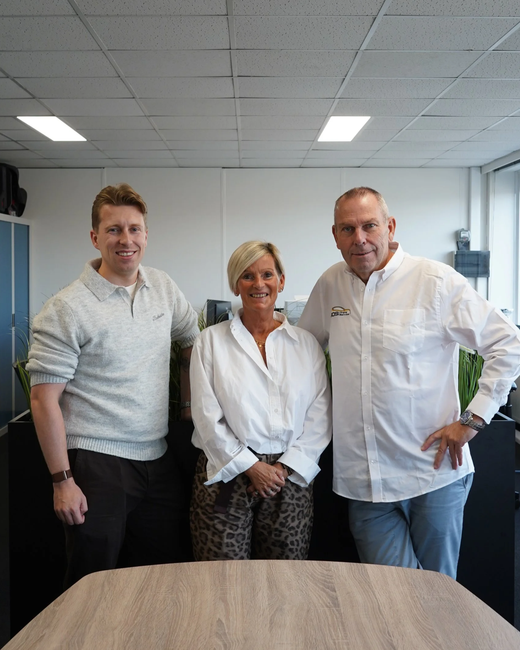 Team GDS Trans Service samen in een kantoor.