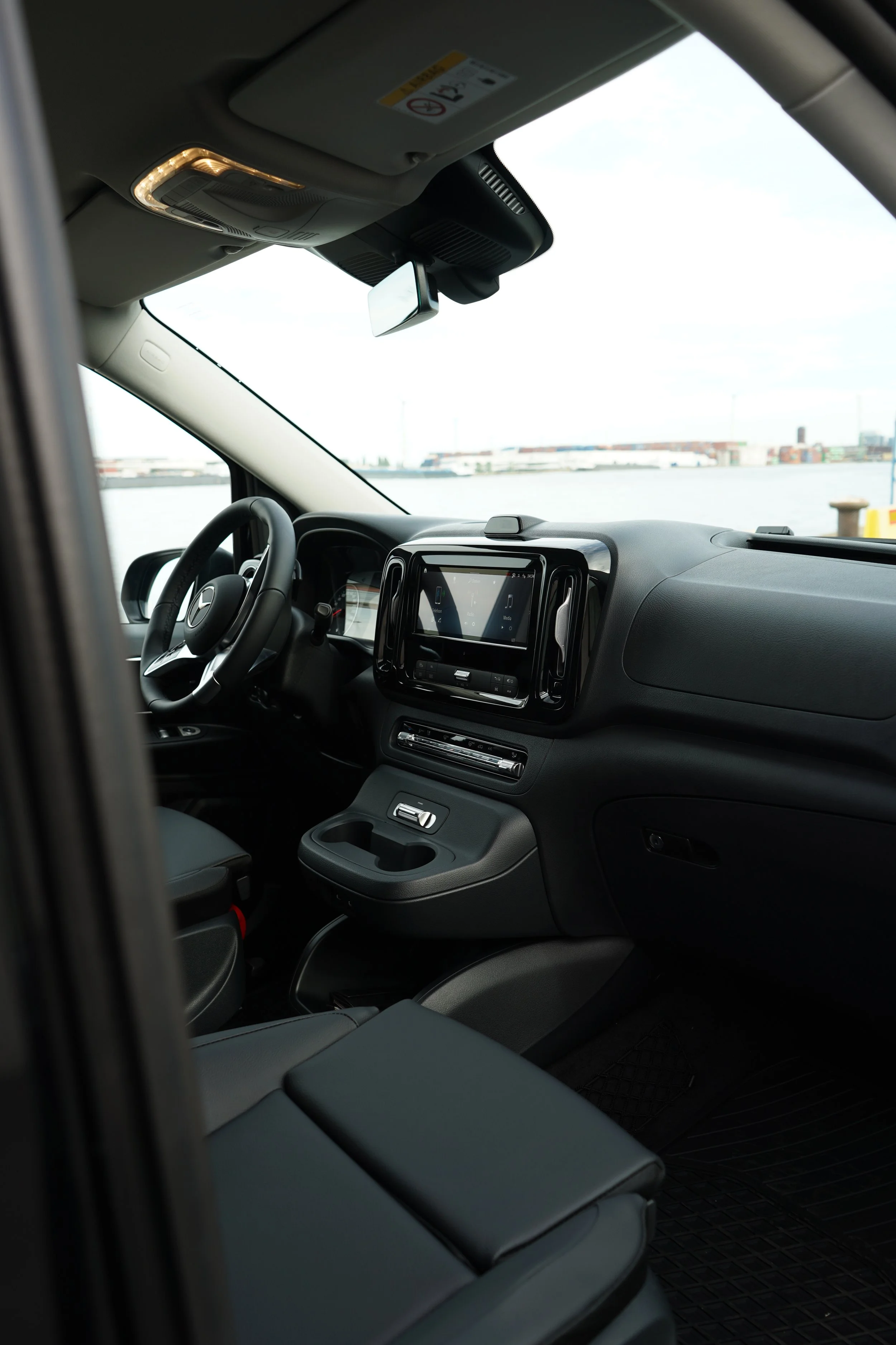 Interieur van Mercedes van GDS Trans Service met dashboard, infotainmentscherm, stuurwiel en achteruitkijkspiegel.