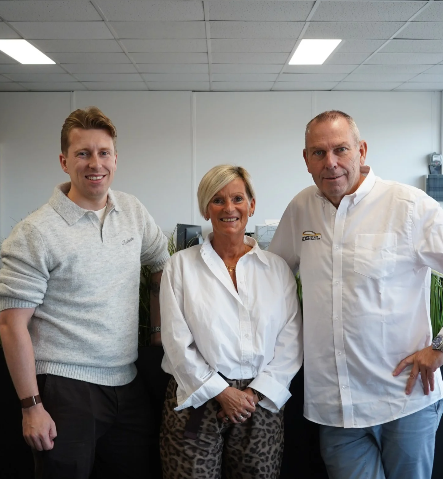Team GDS Trans Service samen in een kantoor.