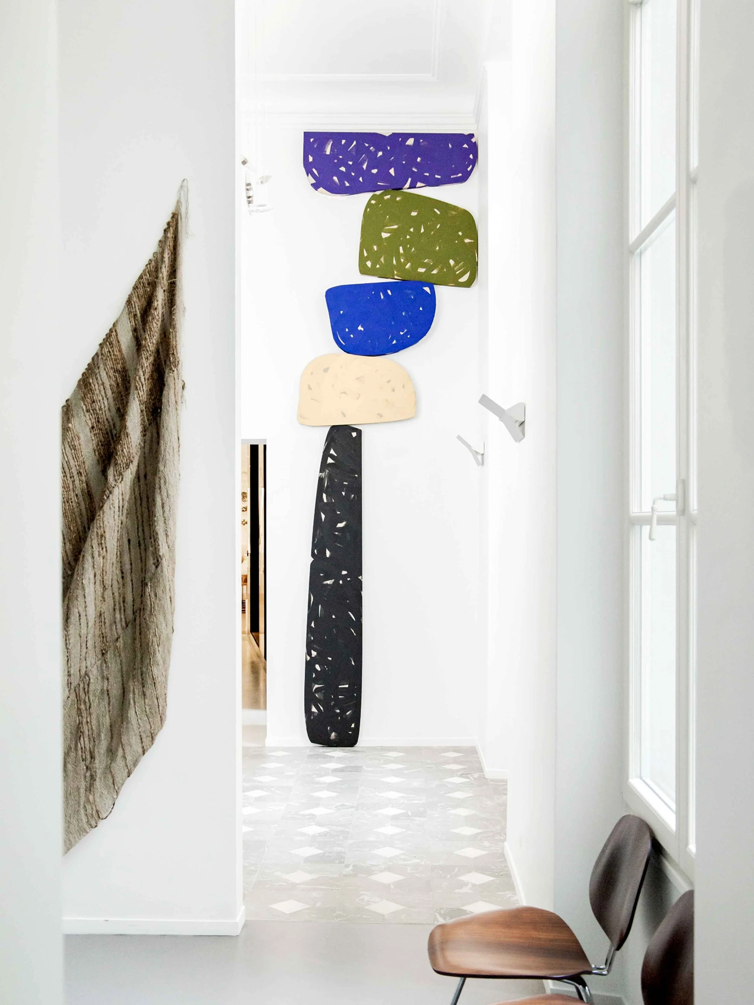 « Famiglia Monumentale », série d’œuvres abstraites de Margaux Pecorari exposée à la galerie Amélie du Chalard, rue Séguier à Paris : châssis de formes superposés, installés en composition verticale.