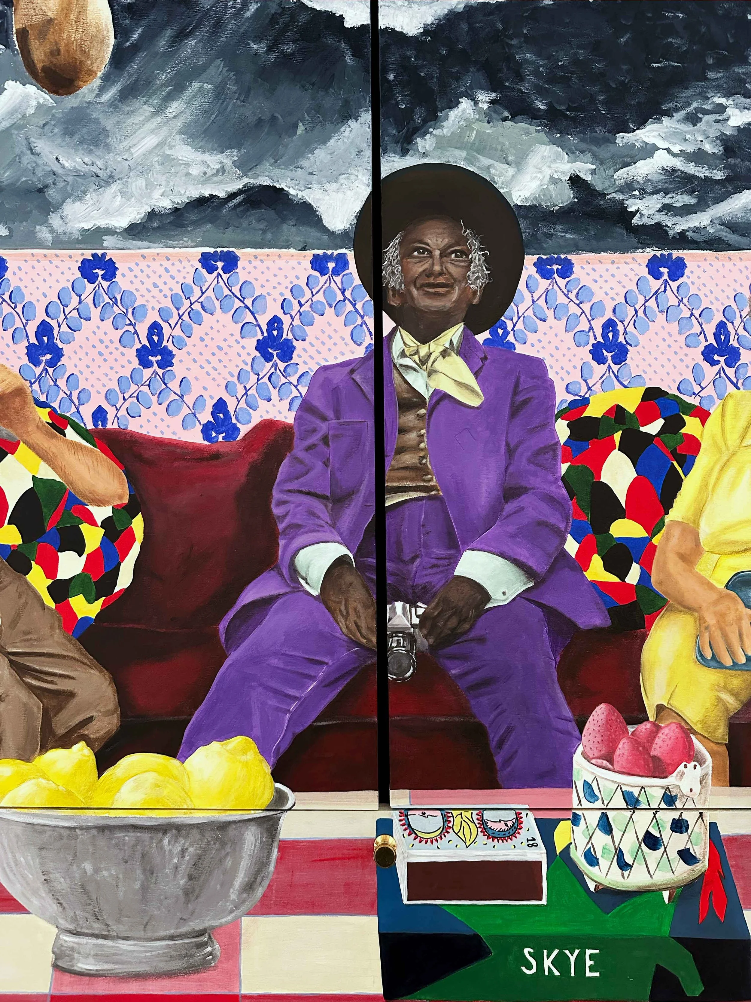 Peinture représentant un portrait d'une femme âgée en costume violet avec un chapeau noir, entourée de fruits comme des citrons, des fraises, et un gâteau dans un style artistique coloré et abstrait.