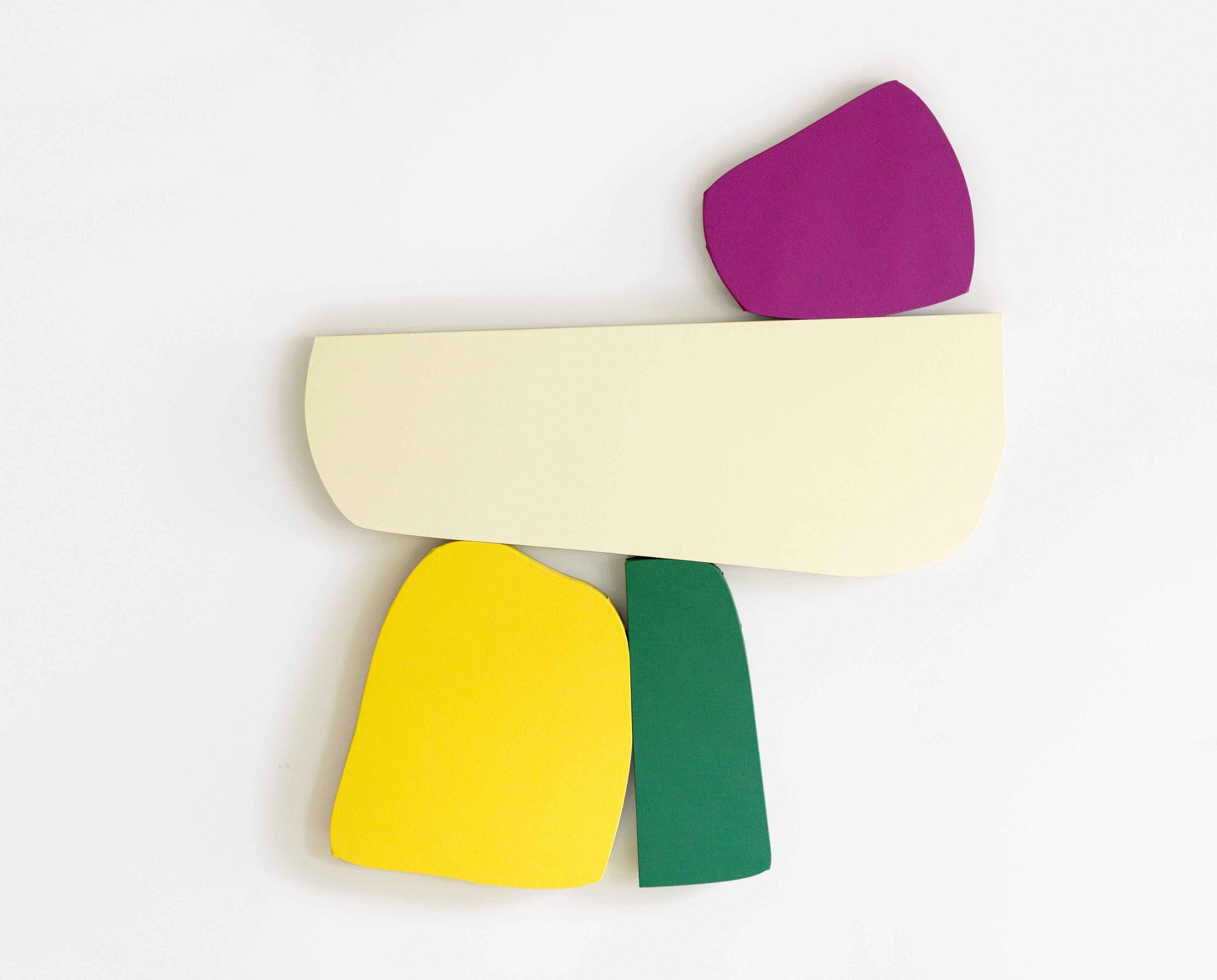 Formes colorées châssis de forme assemblés pour former une sculpture murale.