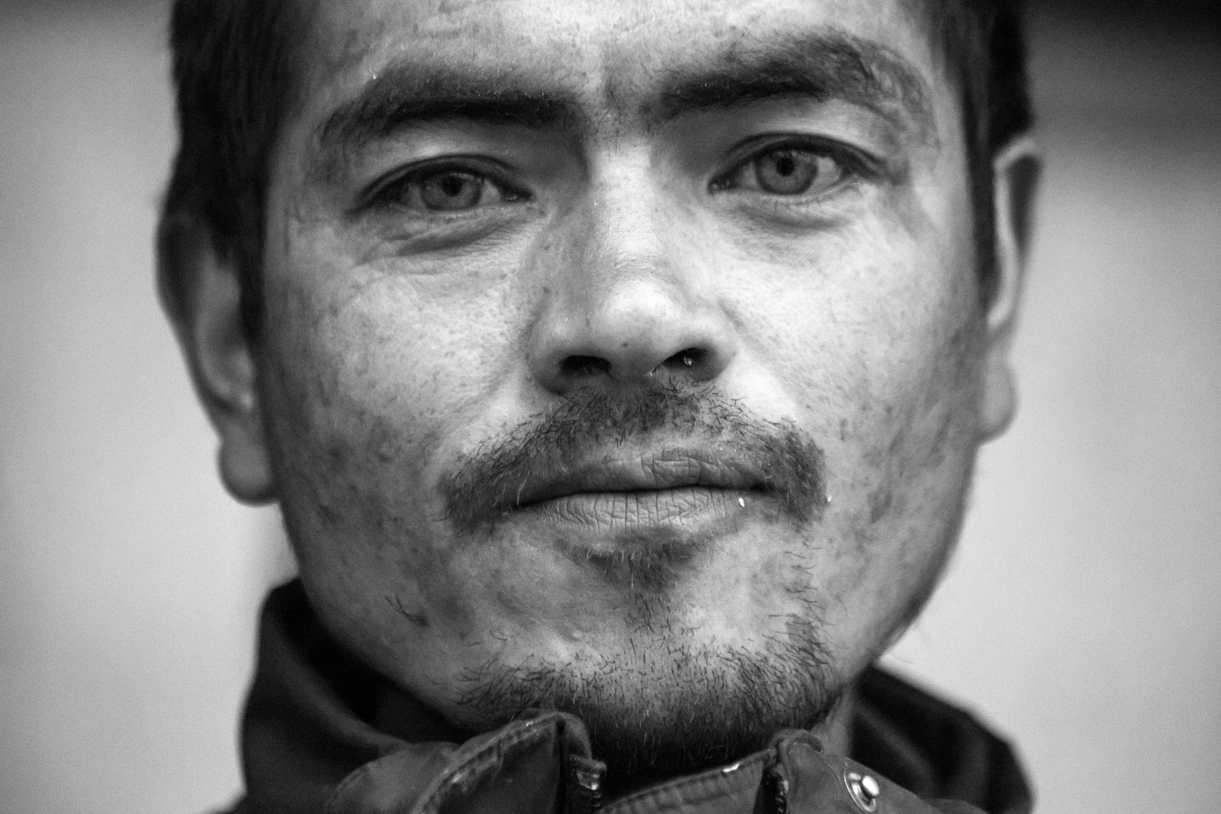 Portrait en noir et blanc d'un homme avec des yeux clairs, Inde, Népal.