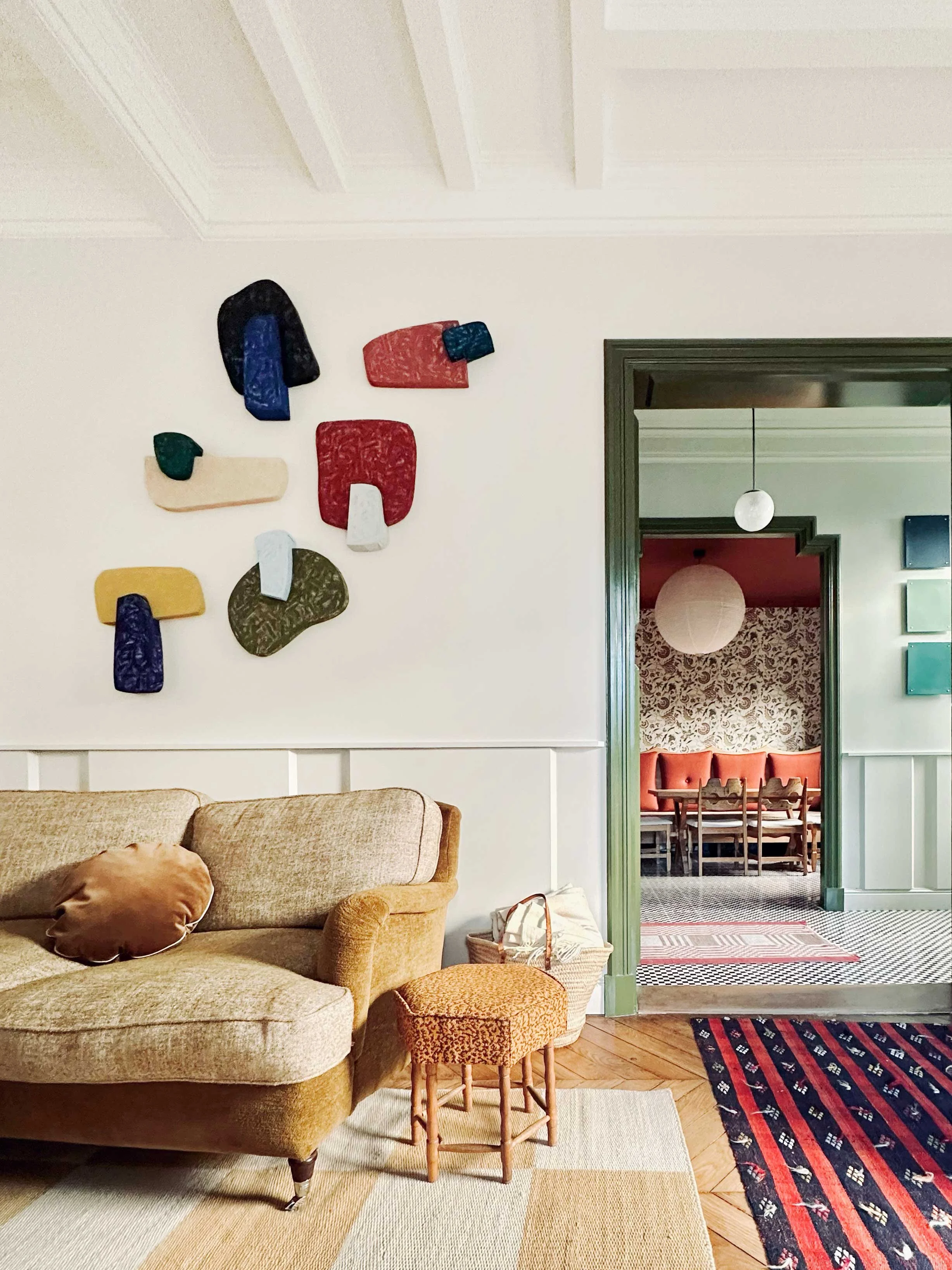	
« Amicci », série d’œuvres abstraites de Margaux Pecorari : composition murale de formes organiques colorées et texturées, installée dans un intérieur privé.