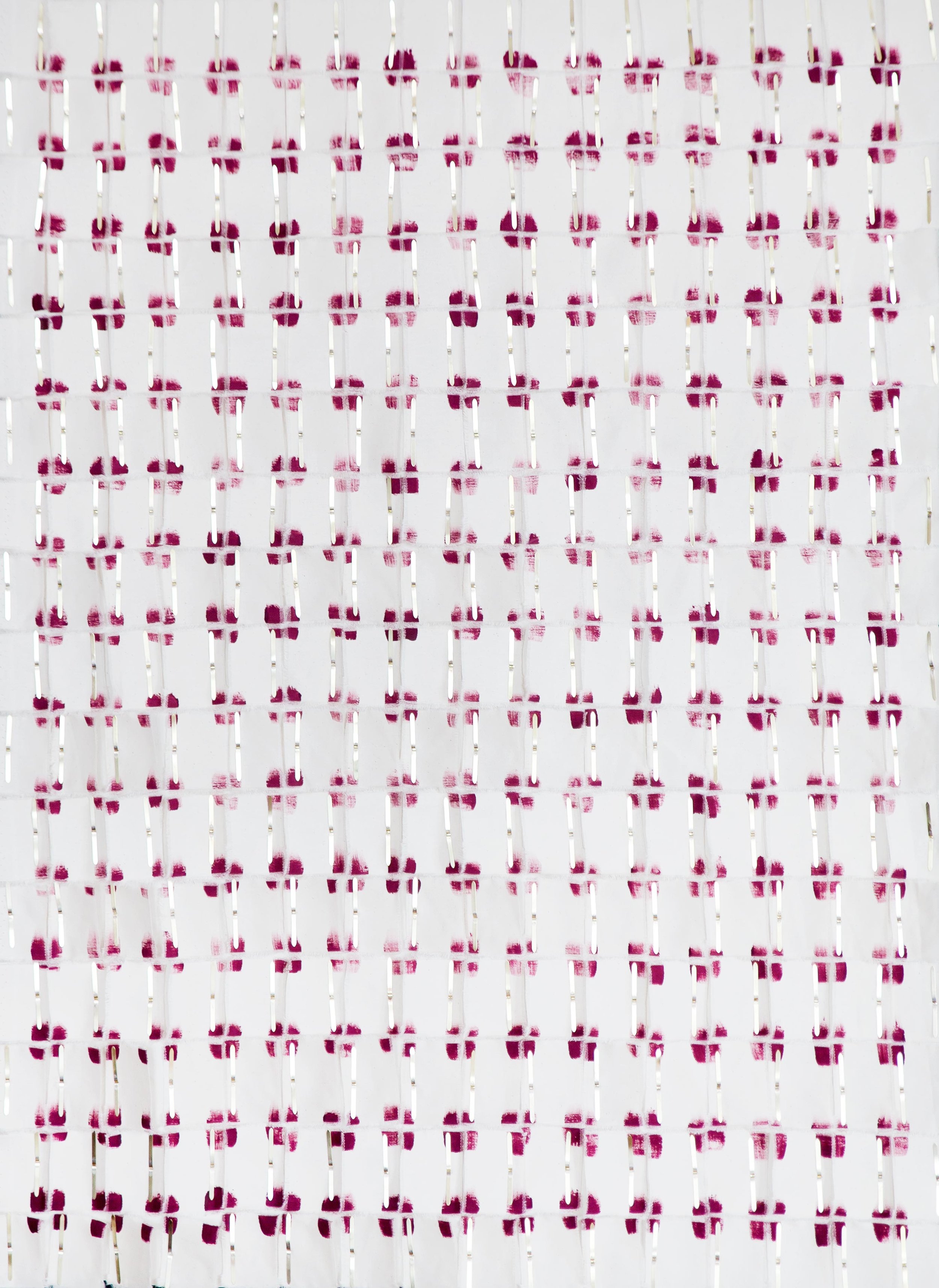Toile déchirée puis rapiécée avce des attaches parisiennes et peintes de coups de pinceau répétés. 