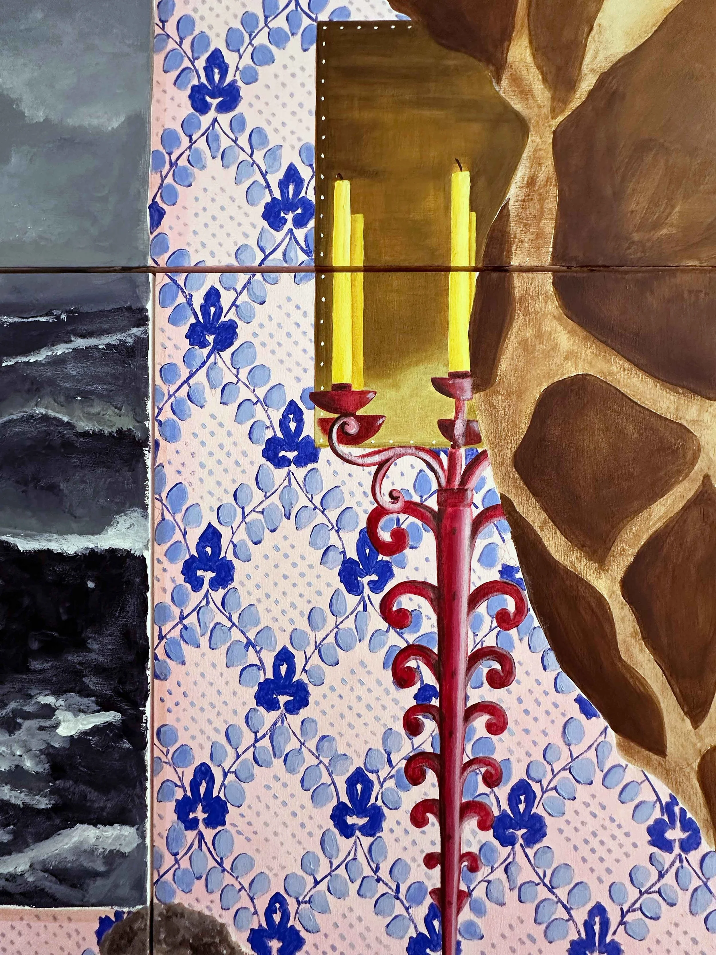 Tableau représentant des fleurs bleues et un chandelier rouge avec des bougies jaunes, en arrière-plan des rochers et un ciel bleu avec des nuages.