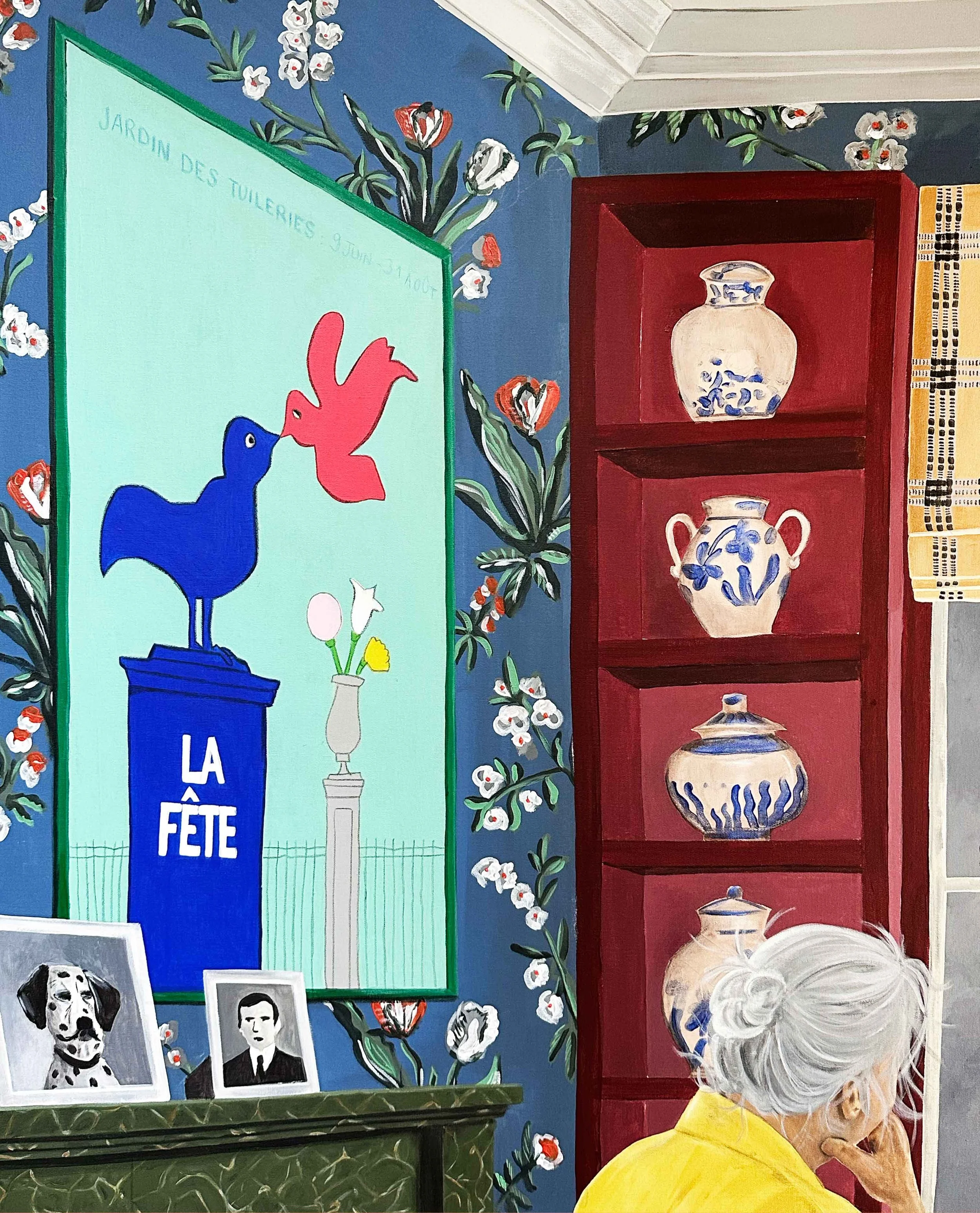 Une peinture murale avec des fleurs blanches et rouges, un panneau vert avec le texte 'Jardin des Tuileries, 9 juin 31 août, des photos en noir et blanc d'animaux et de personnes, et une étagère rouge avec des vases bleus et blancs.  Une femme.