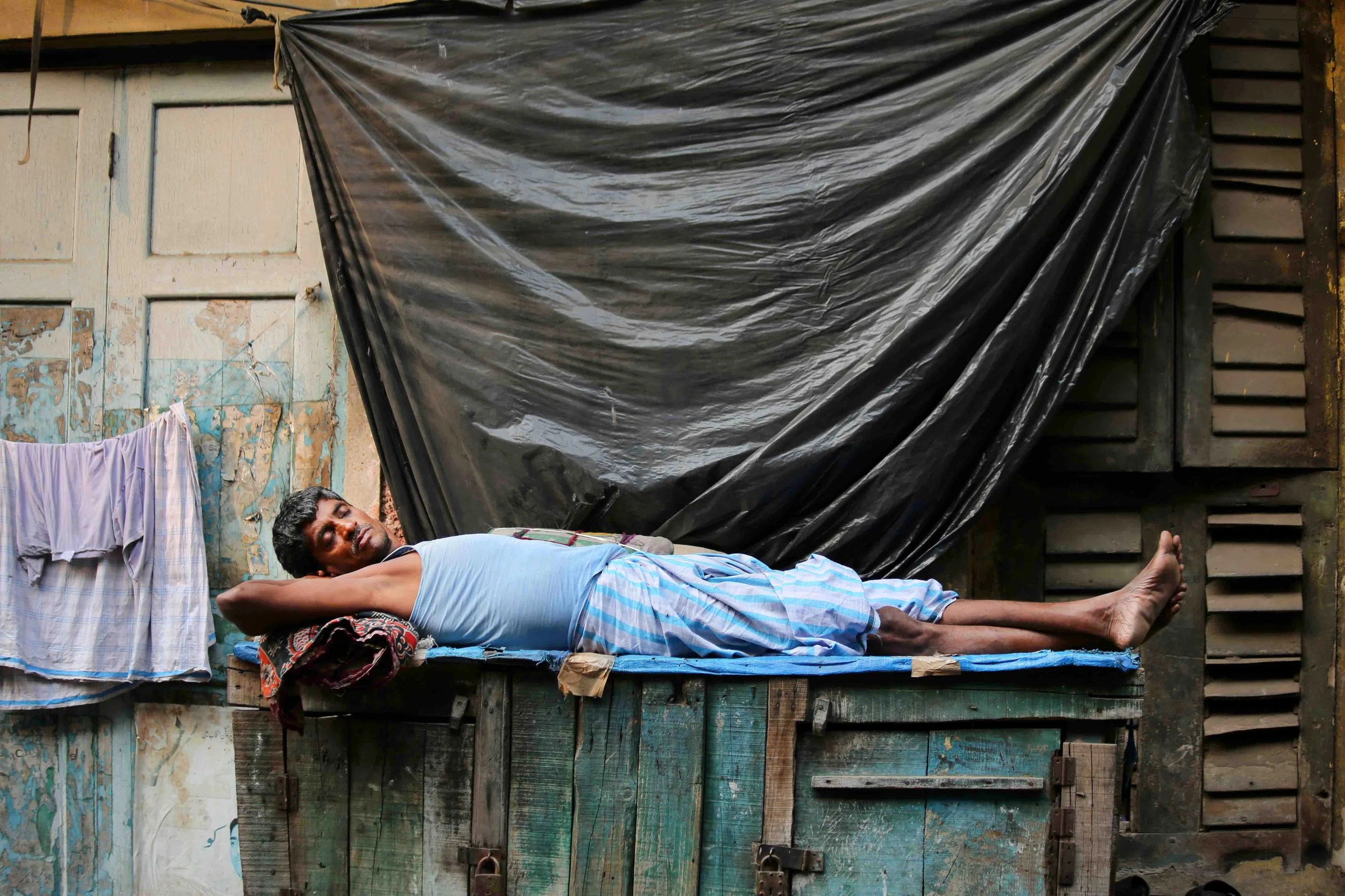 Un homme dort dans la rue à New Delhi. 