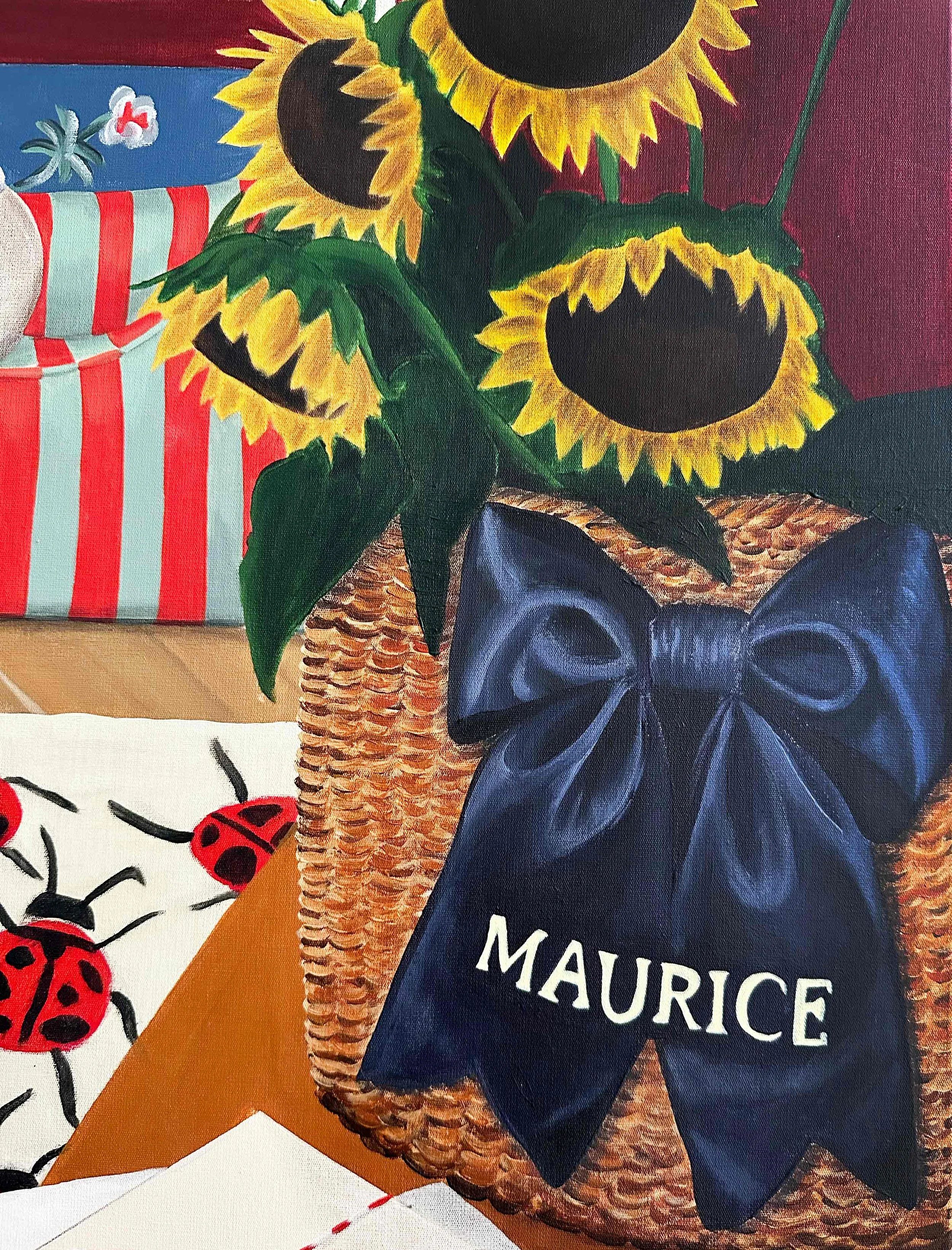 	
« Mamie si tu savais », peinture figurative de Margaux Pecorari : une femme aux cheveux gris assise dans un fauteuil, au cœur d’un intérieur coloré peuplé de coccinelles, tournesols et poteries. Close up sur les tournesols et Maurice.