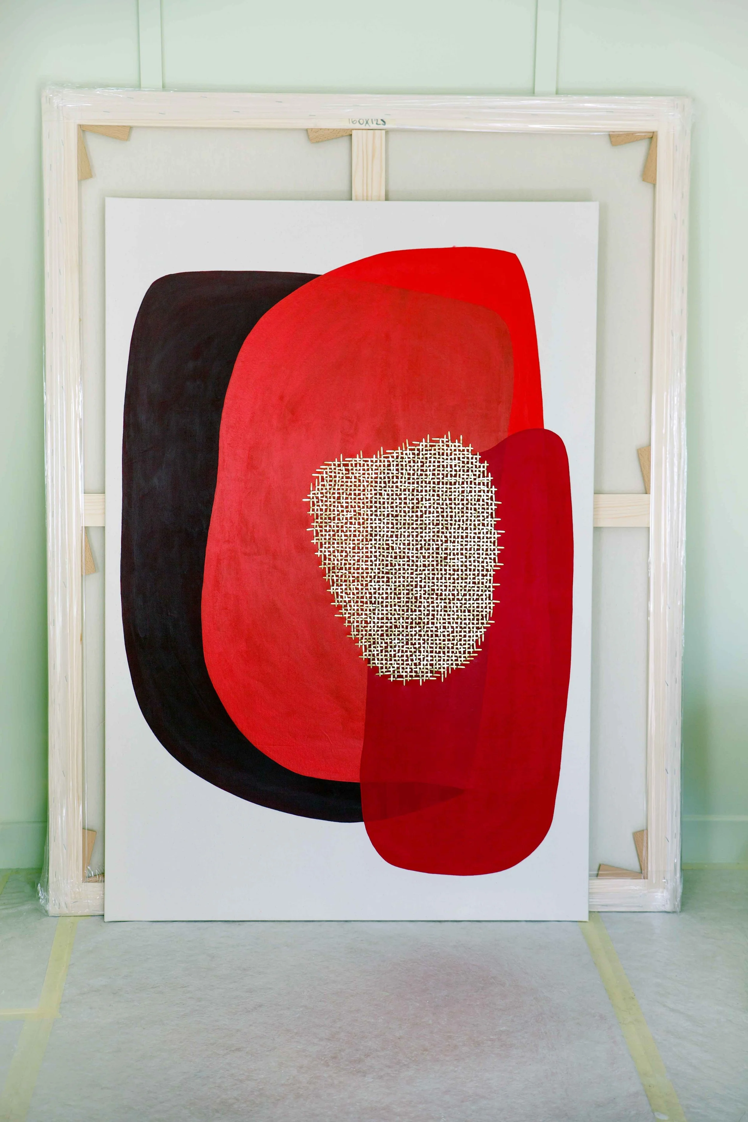 Toile abstraite avec grandes formes de couleur peintes à l'acrylique et un aplat de métal composé d'attaches parisiennes couleur laiton doré sur toile tendue sur châssis. Série Empathie