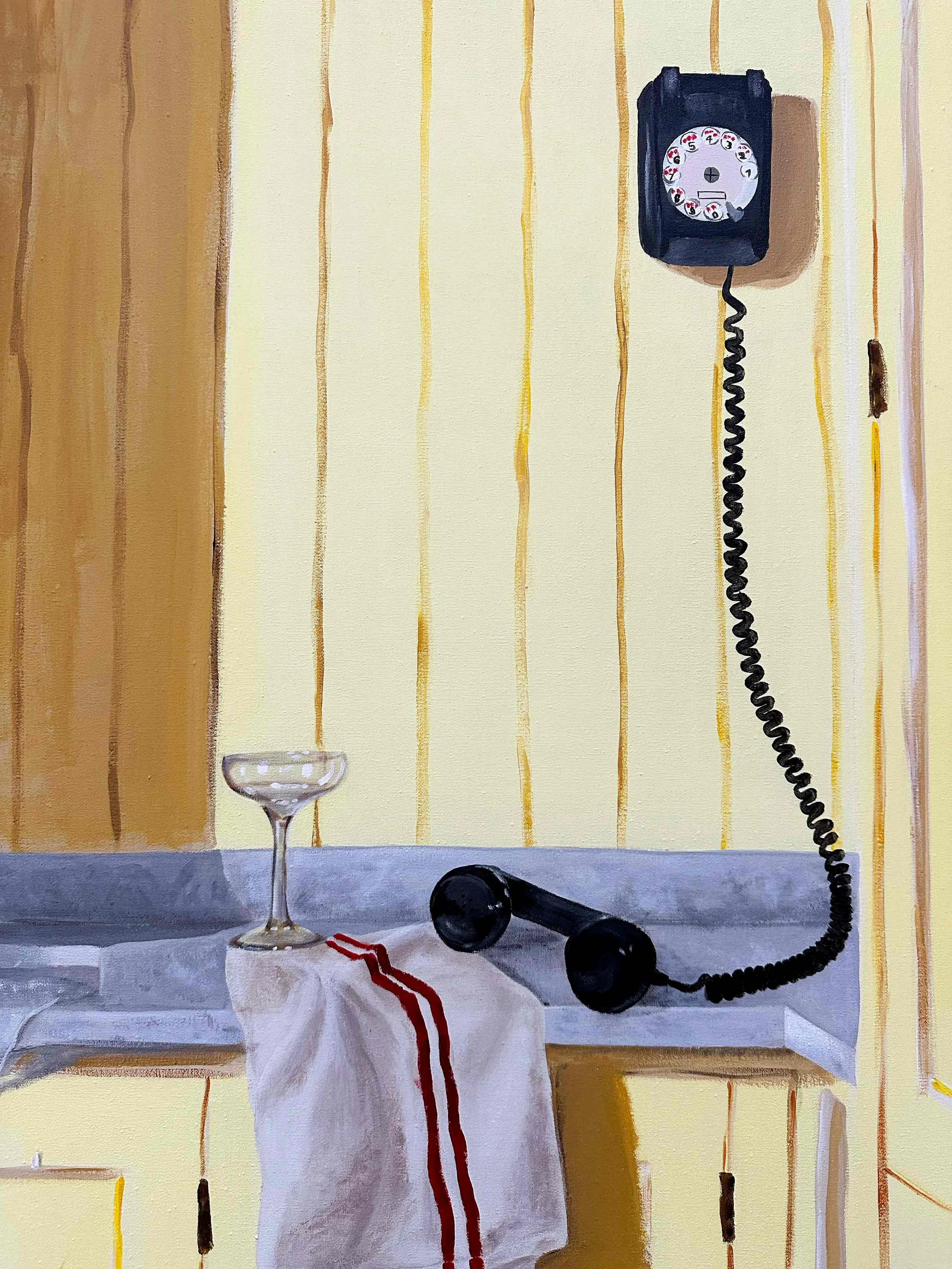 Téléphone décroché, flute de champagne abandonnée. Scène de départ précipité.