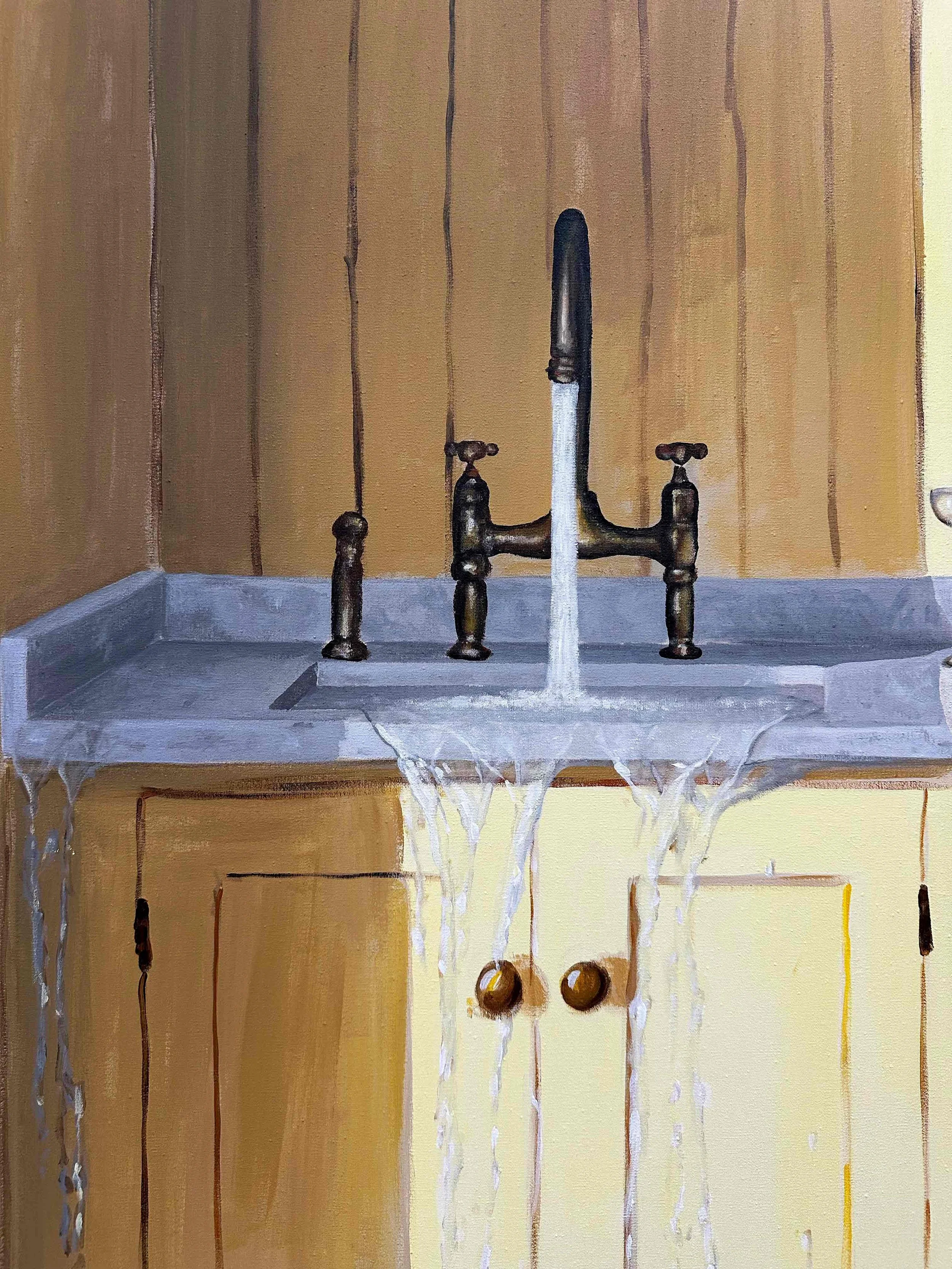 Robinet d ela cuisine coule et l'eau déborde de l'évier, coulant le long des façades des placards de la cuisine couleur jaune beurre. 
