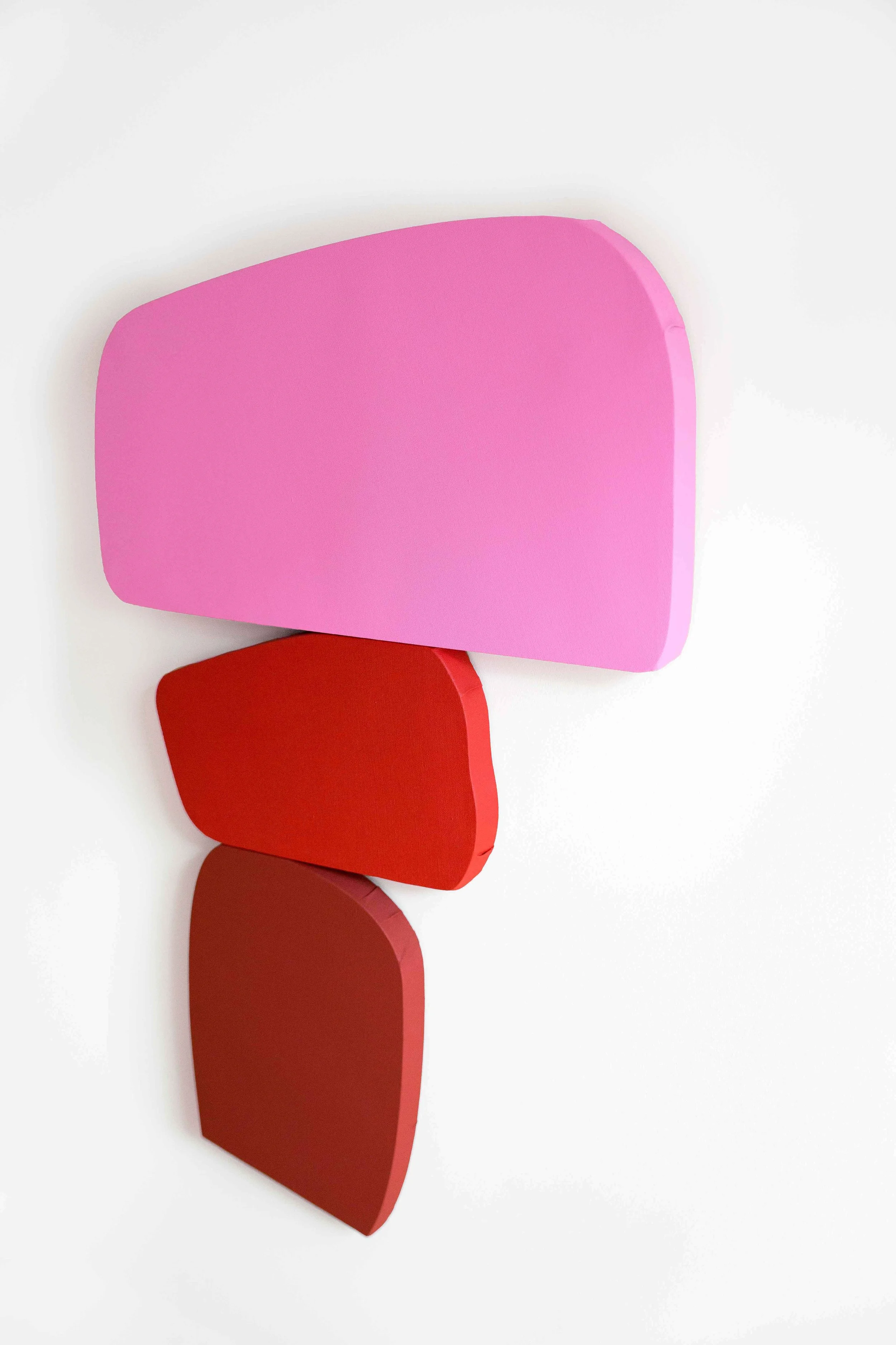 	
Formes colorées et châssis de forme assemblés pour créer une sculpture murale.