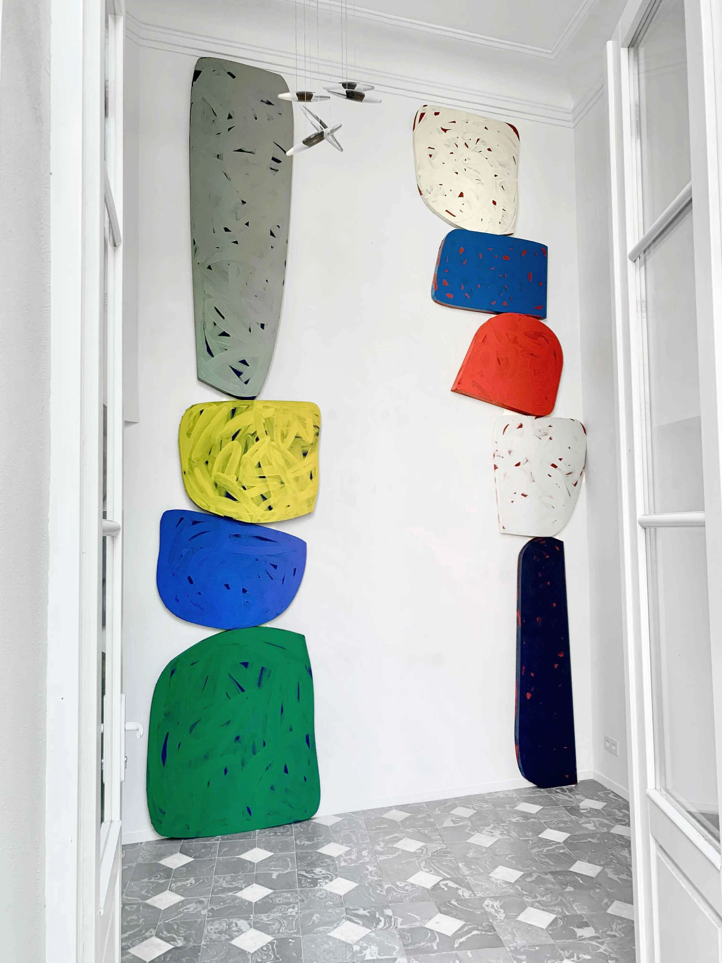 « Famiglia Monumentale », série d’œuvres abstraites de Margaux Pecorari exposée à la galerie Amélie du Chalard, rue Séguier à Paris : châssis de formes superposés, installés en composition verticale.