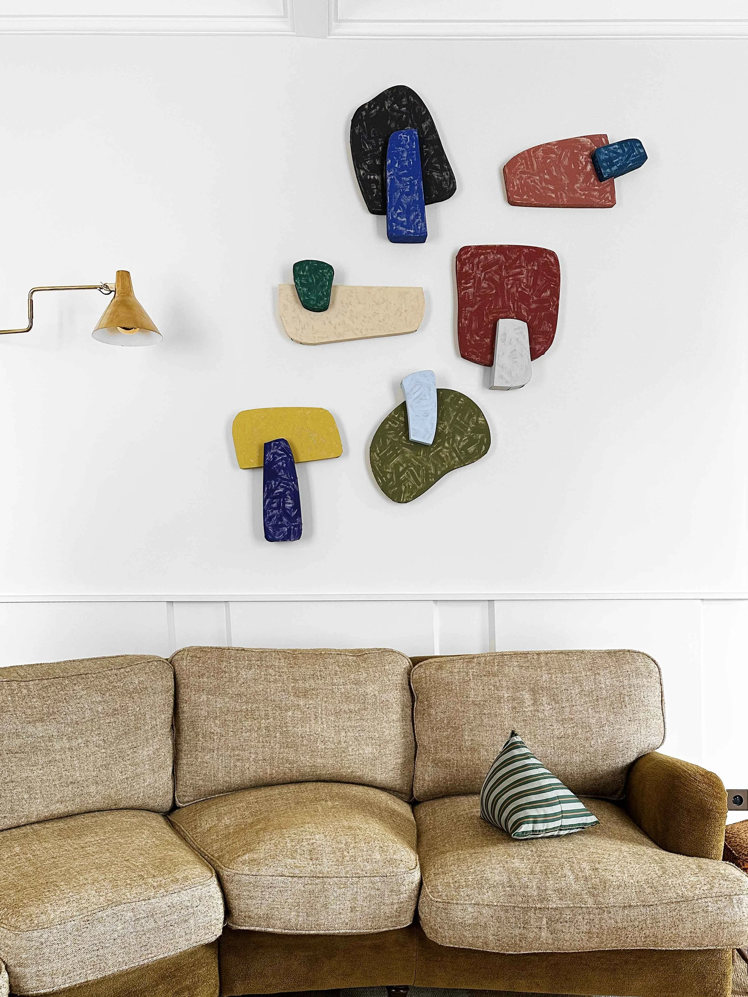 « Amicci », série d’œuvres abstraites de Margaux Pecorari : composition murale de formes organiques colorées et texturées, installée dans un intérieur privé.