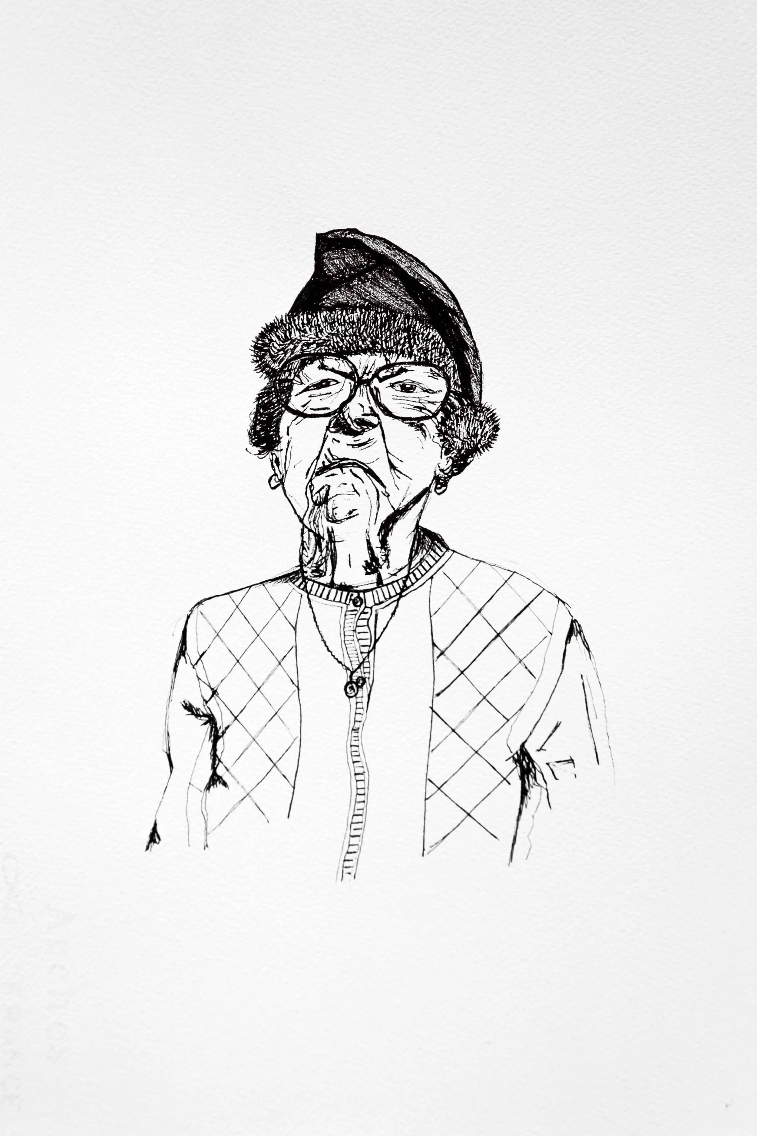 Dessin noir et blanc d'une femme âgée portant un bonnet, des lunettes et une veste avec un motif en losanges.