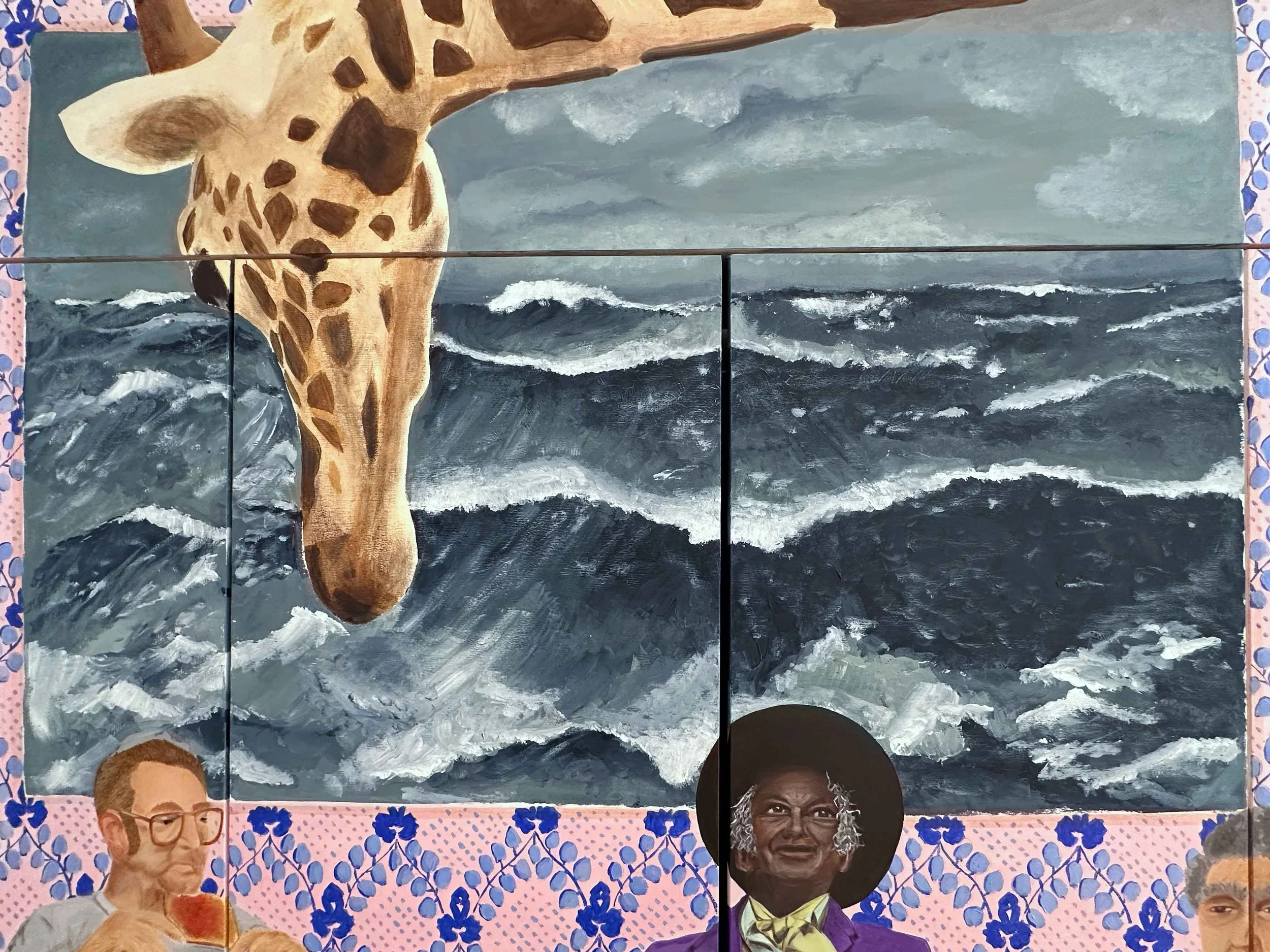Une peinture représentant un girafe près d'une mer agitée, entourée d'un cadre rose avec des motifs bleus. En bas à gauche, un homme portant une chemise blanche et des lunettes tient un cœur en main. En bas à droite, une femme âgée avec des cheveux g