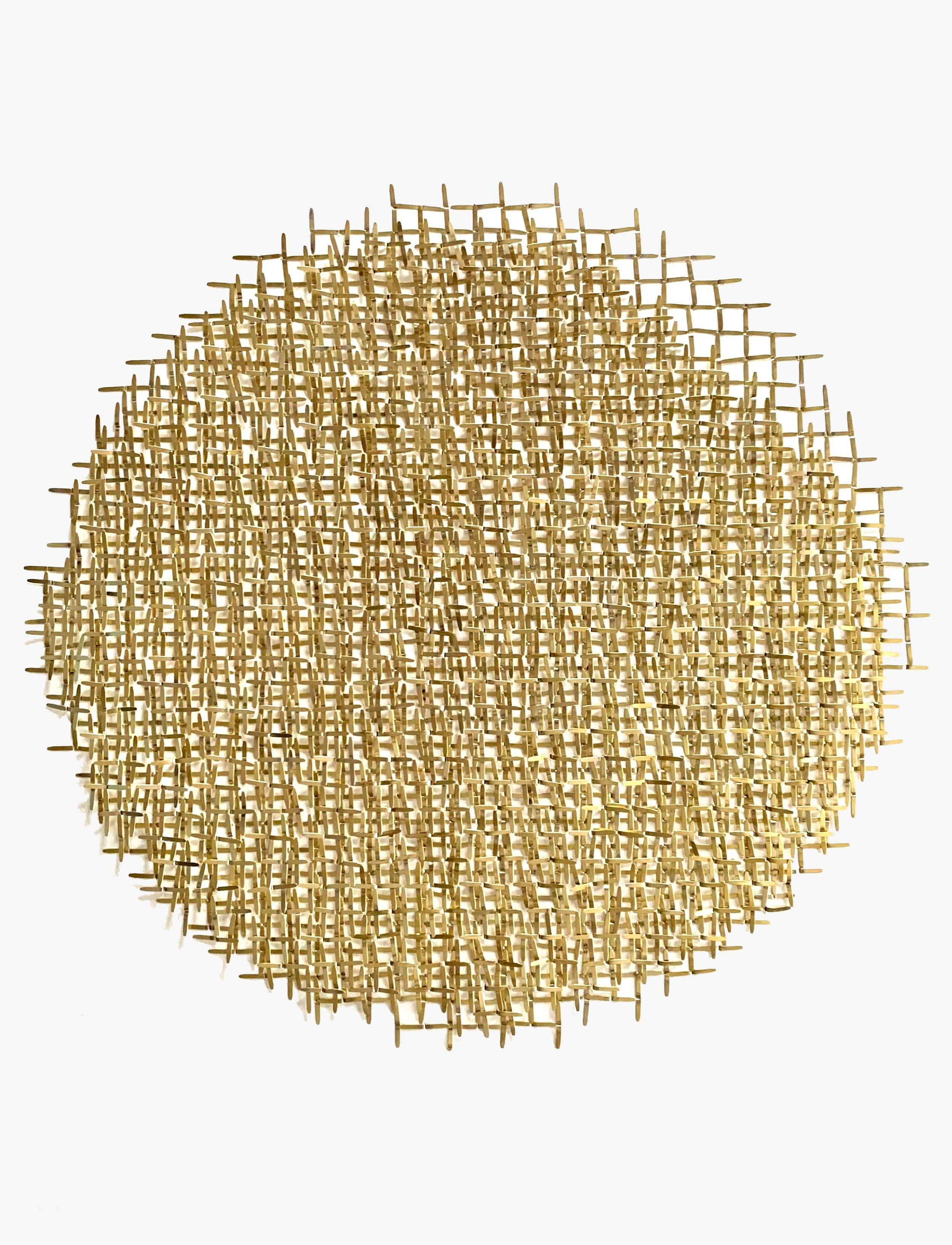Forme ronde composée de centianes d'attahces parisiennes transperçant le papier.