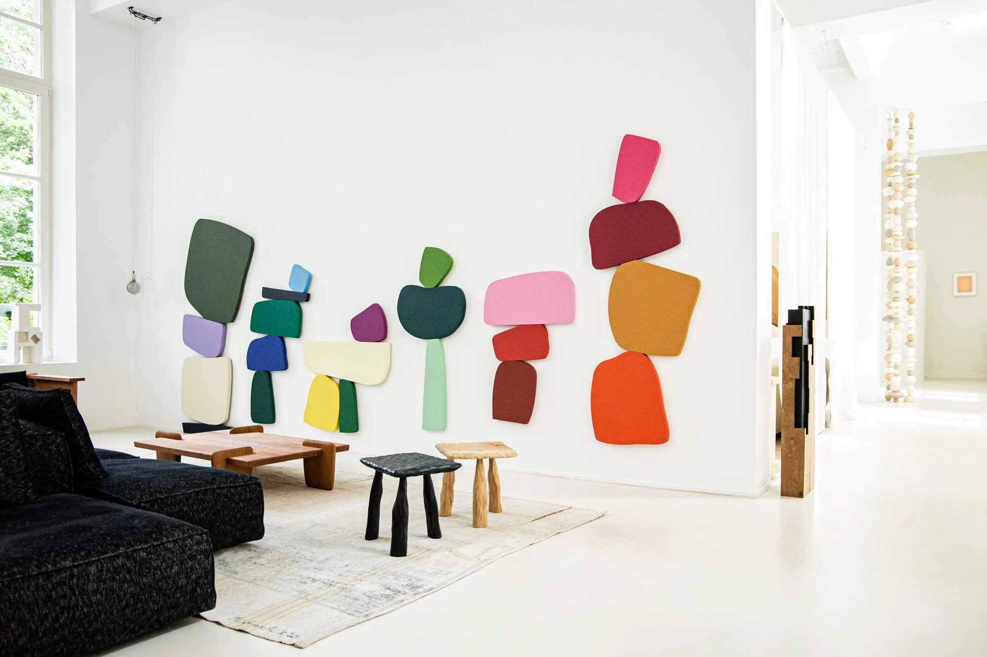 « Famiglia », série d’œuvres abstraites de Margaux Pecorari exposée à la galerie Amélie du Chalard, rue Séguier à Paris : compositions murales de formes colorées installées dans un intérieur contemporain.