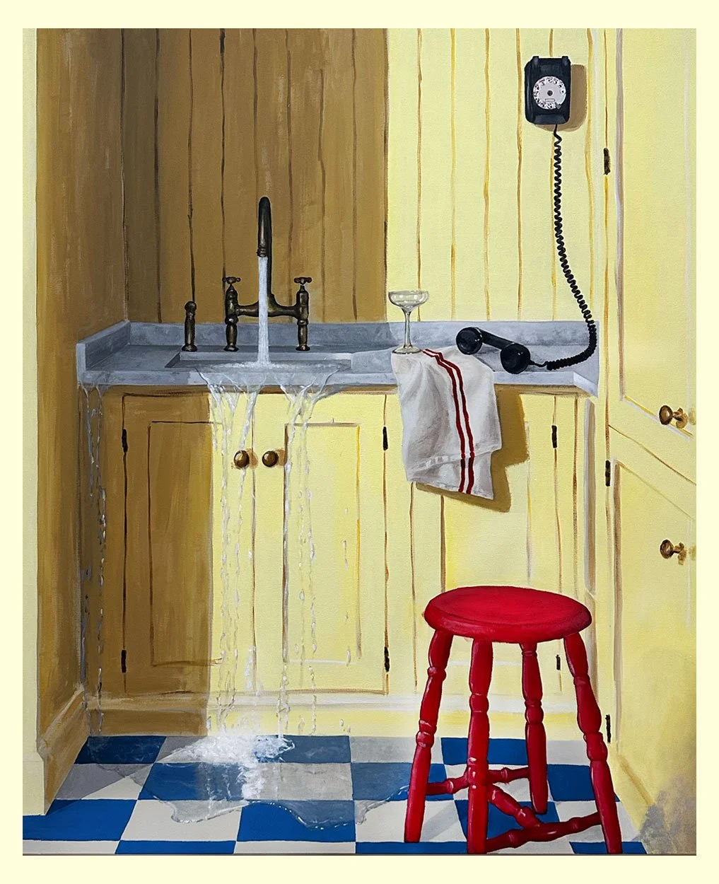"Love me like there is no tomorrow", peinture figurative de Margaux Pecorari : une cuisine jaune où l’évier déborde sur un sol à damier bleu et blanc faisant basculer une scène domestique ordinaire dans l'étrange.