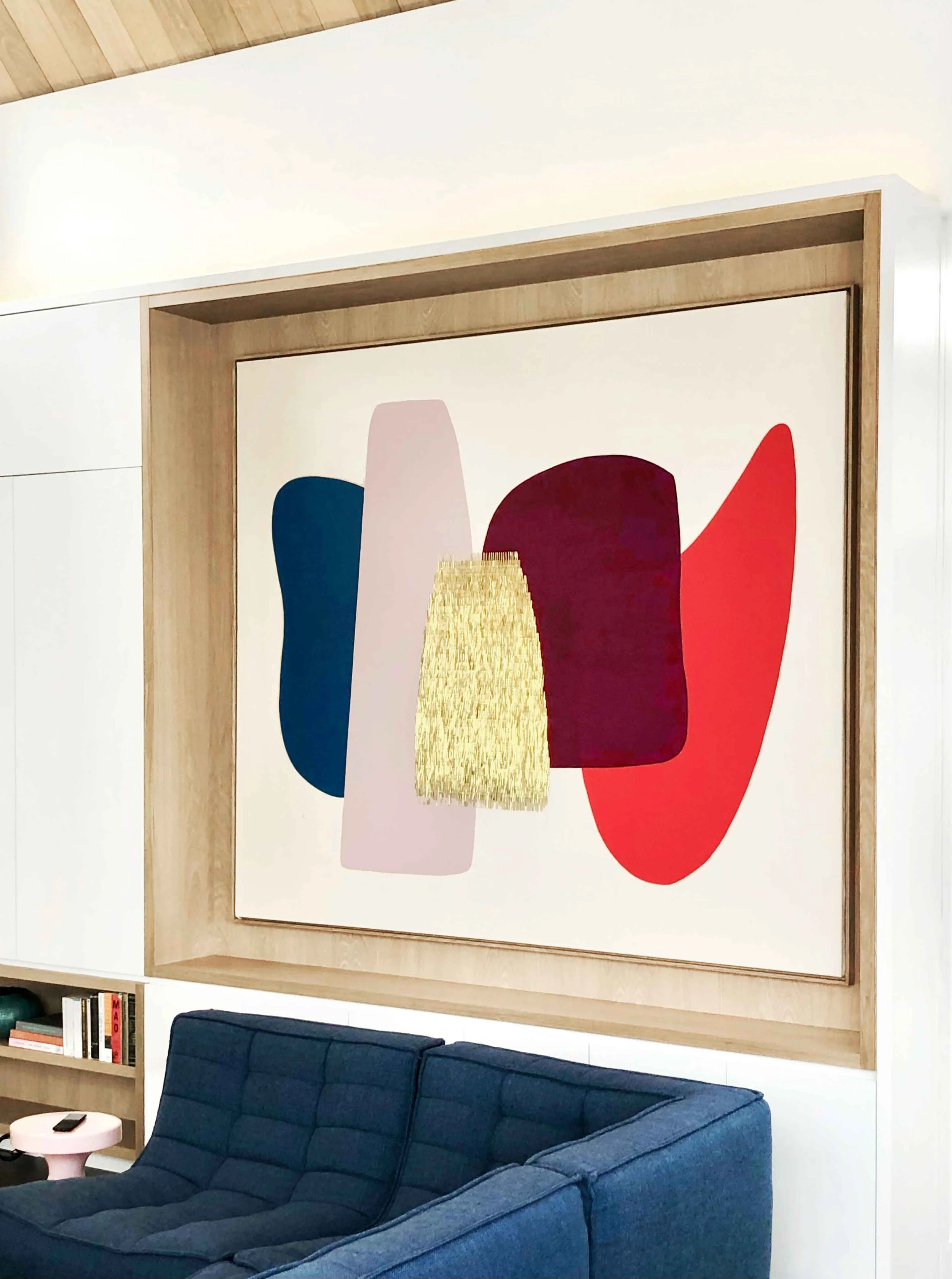 	
Toile abstraite avec grandes formes de couleur peintes à l'acrylique et un aplat de métal composé d'attaches parisiennes couleur laiton doré sur toile tendue sur châssis. Série Empathie, accroché dans un intérieur privé à Long Island.