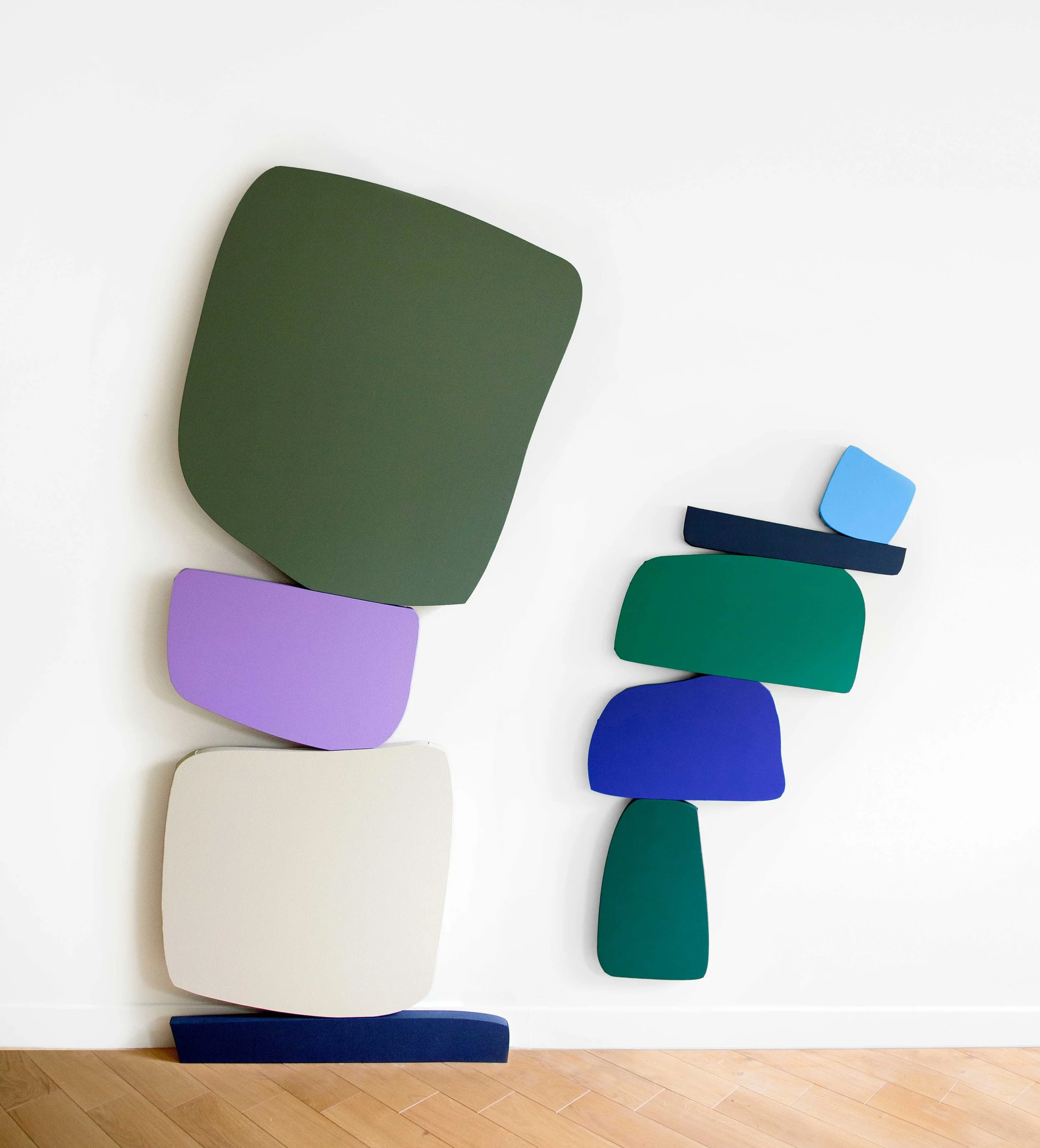 « Famiglia – Père et fils », installation murale abstraite de Margaux Pecorari : deux compositions verticales de formes organiques colorées, disposées côte à côte sur un mur blanc.