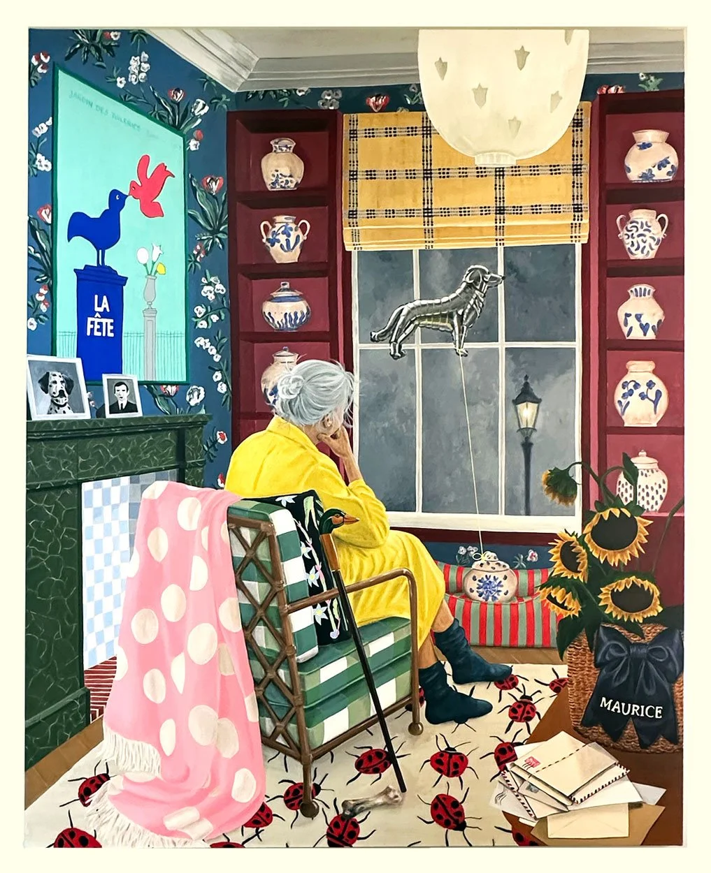« Mamie si tu savais », peinture figurative de Margaux Pecorari : une femme aux cheveux gris assise dans un fauteuil, au cœur d’un intérieur coloré peuplé de coccinelles, tournesols et poteries.