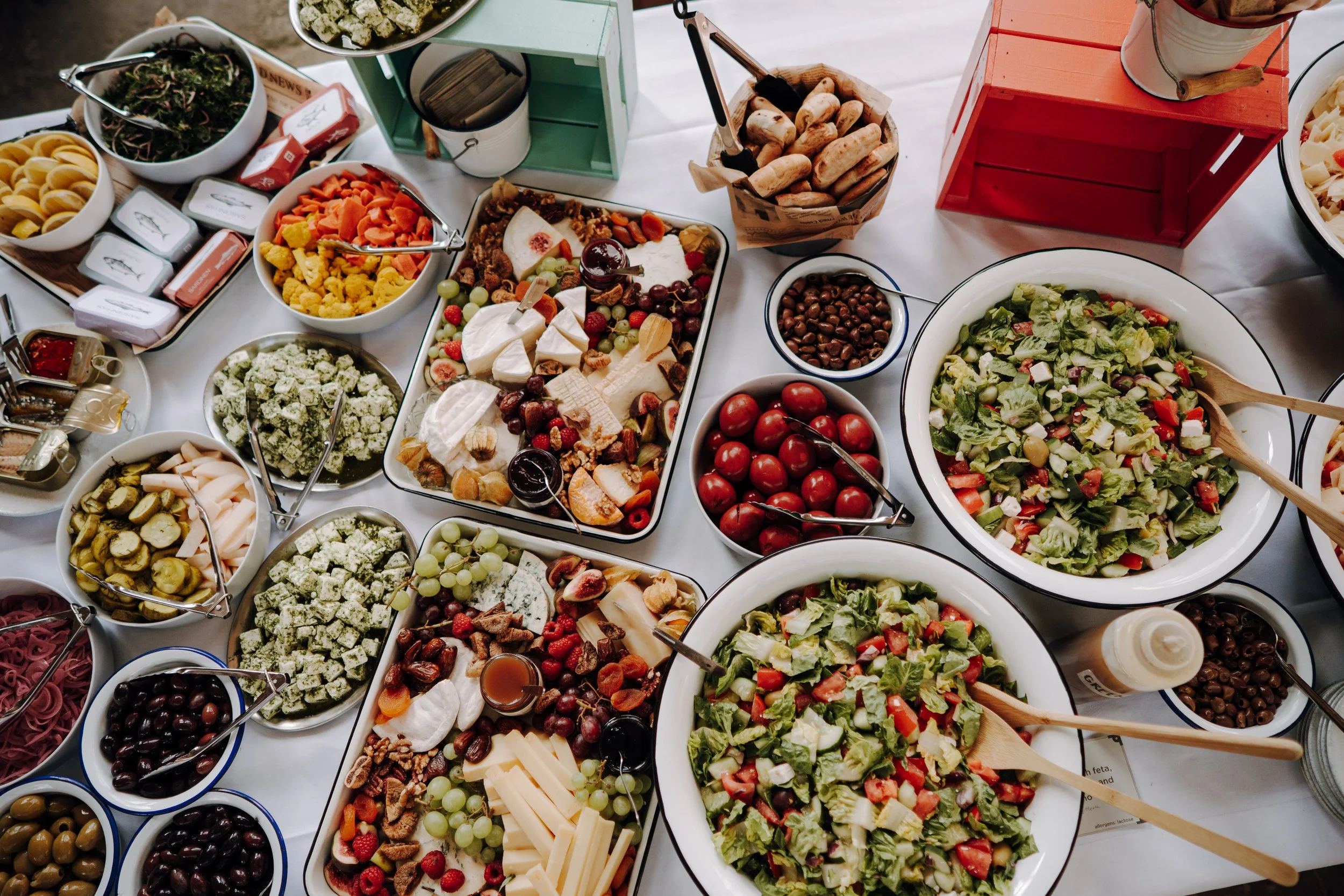 Bunte Salate, Käse, Oliven, Trauben, Wurst und andere Zutaten auf einem Buffet-Tisch