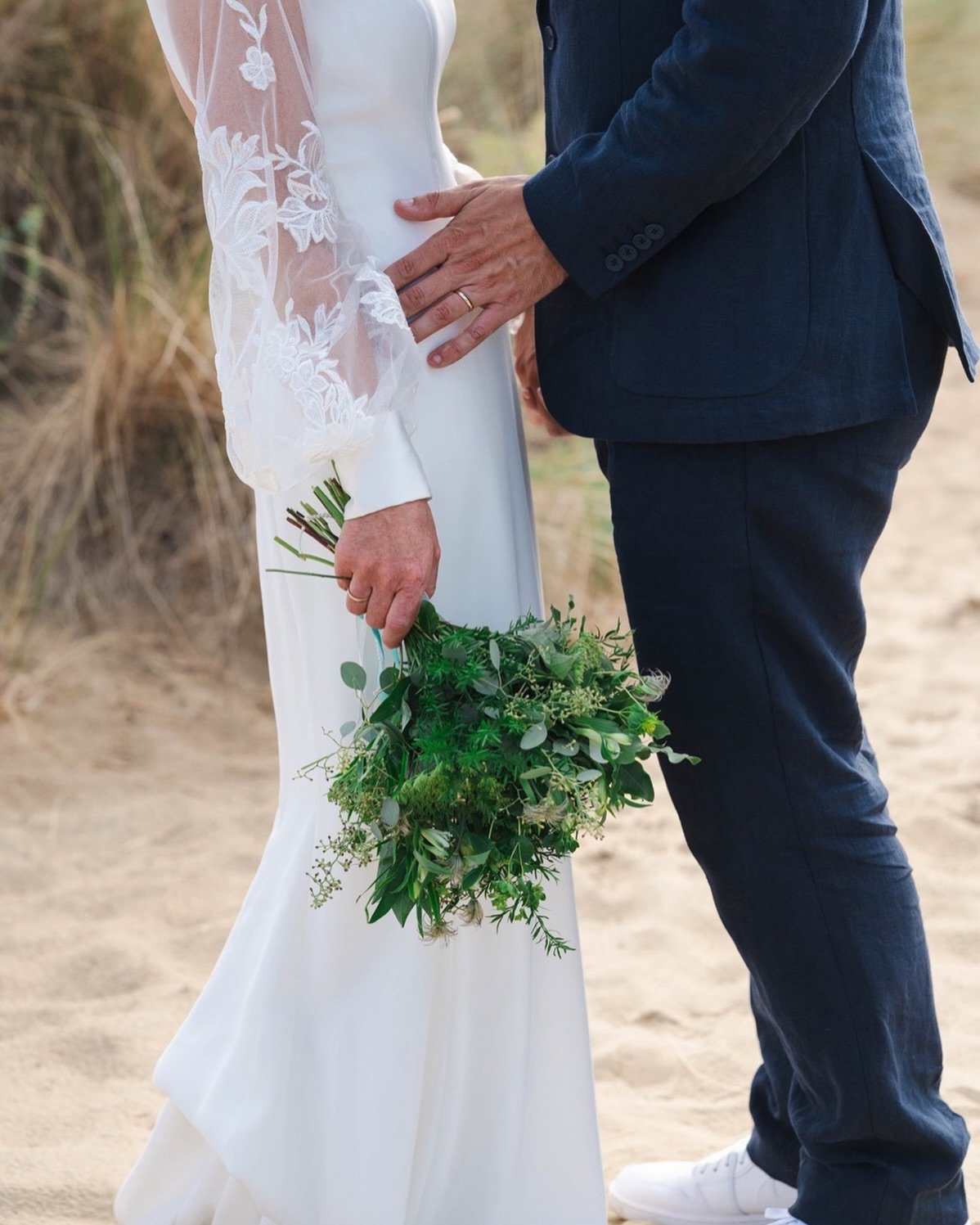 Sometimes your bridal bouquet doesn&rsquo;t need any flowers&hellip;&hellip;foliage bouquets are just as special..with the right detail and planning 💫 

Kat and Chris approached me in June last year to create their wedding flower&rsquo;s and I can s