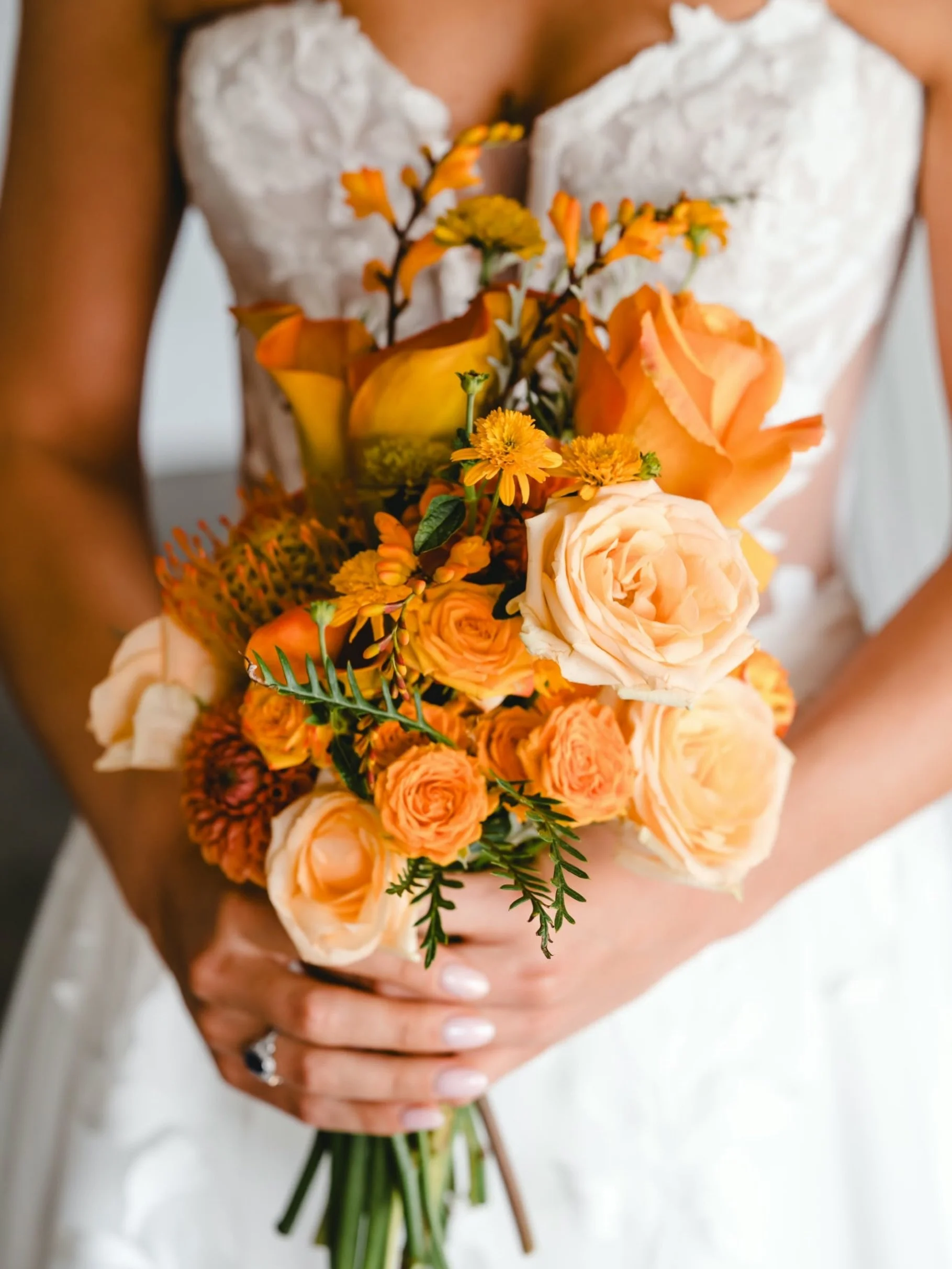When your client would like a monochrome bridal bouquet&hellip;..contemporary and well&hellip;..it just sang of summer. 

We design bespoke florals. What you would like&hellip;.we deliver 💫❤️

Such fun to create this for Claire in August. 

THE CRED