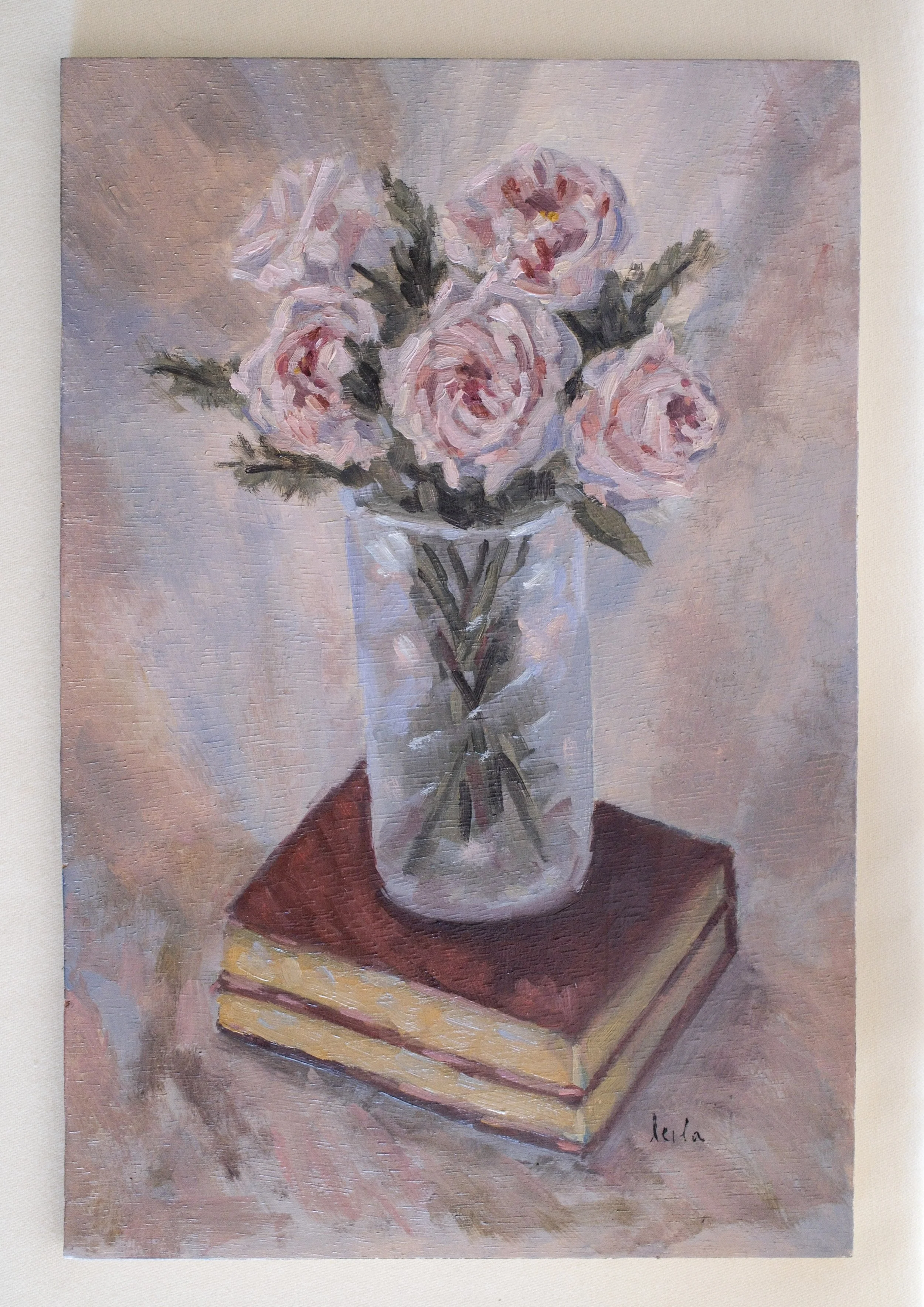 Jarrón de flores y un libro