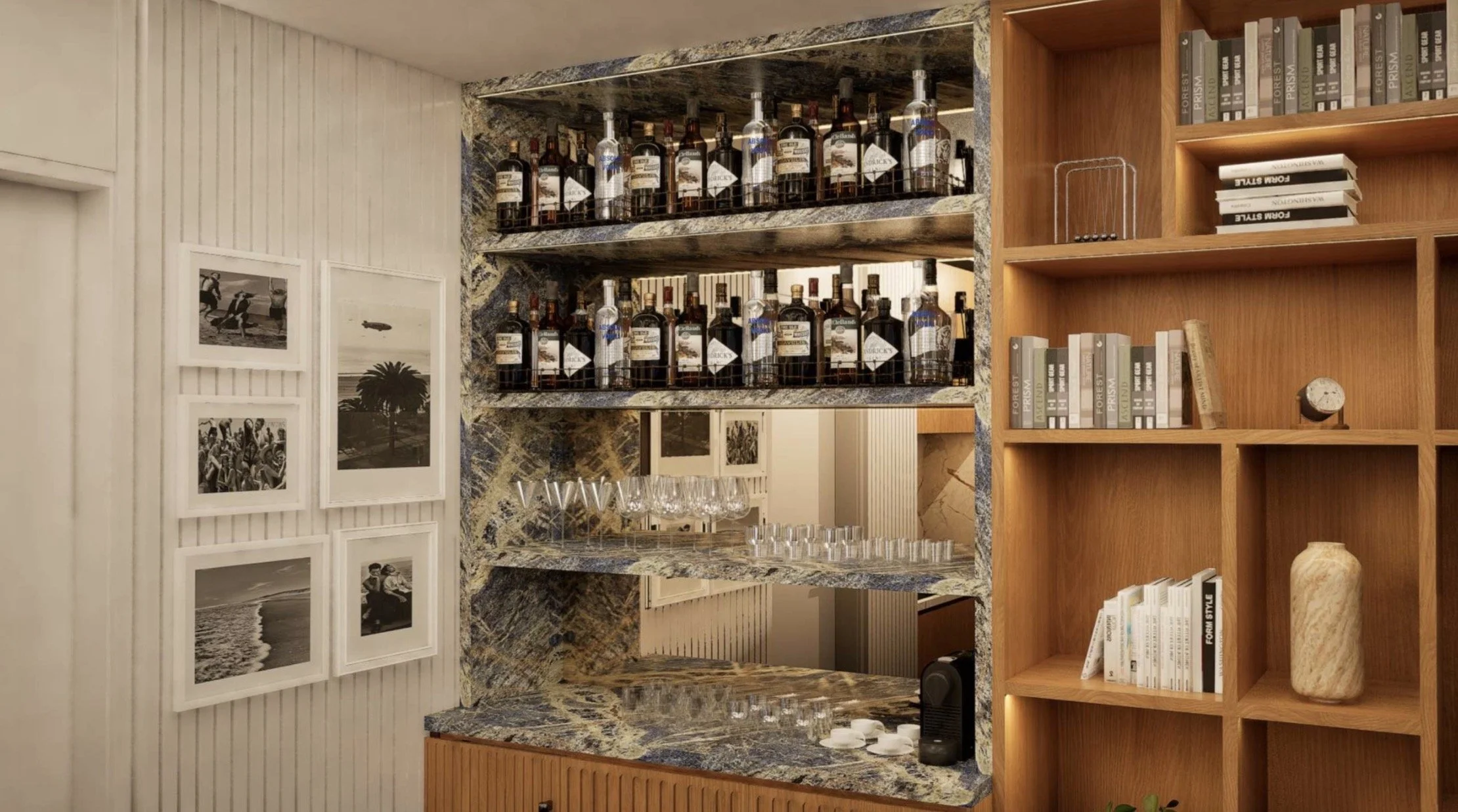 Bar com prateleiras de aguardentes, livros e vasos decorativos, parede com quadros em preto e branco de cenas de praia e natureza.