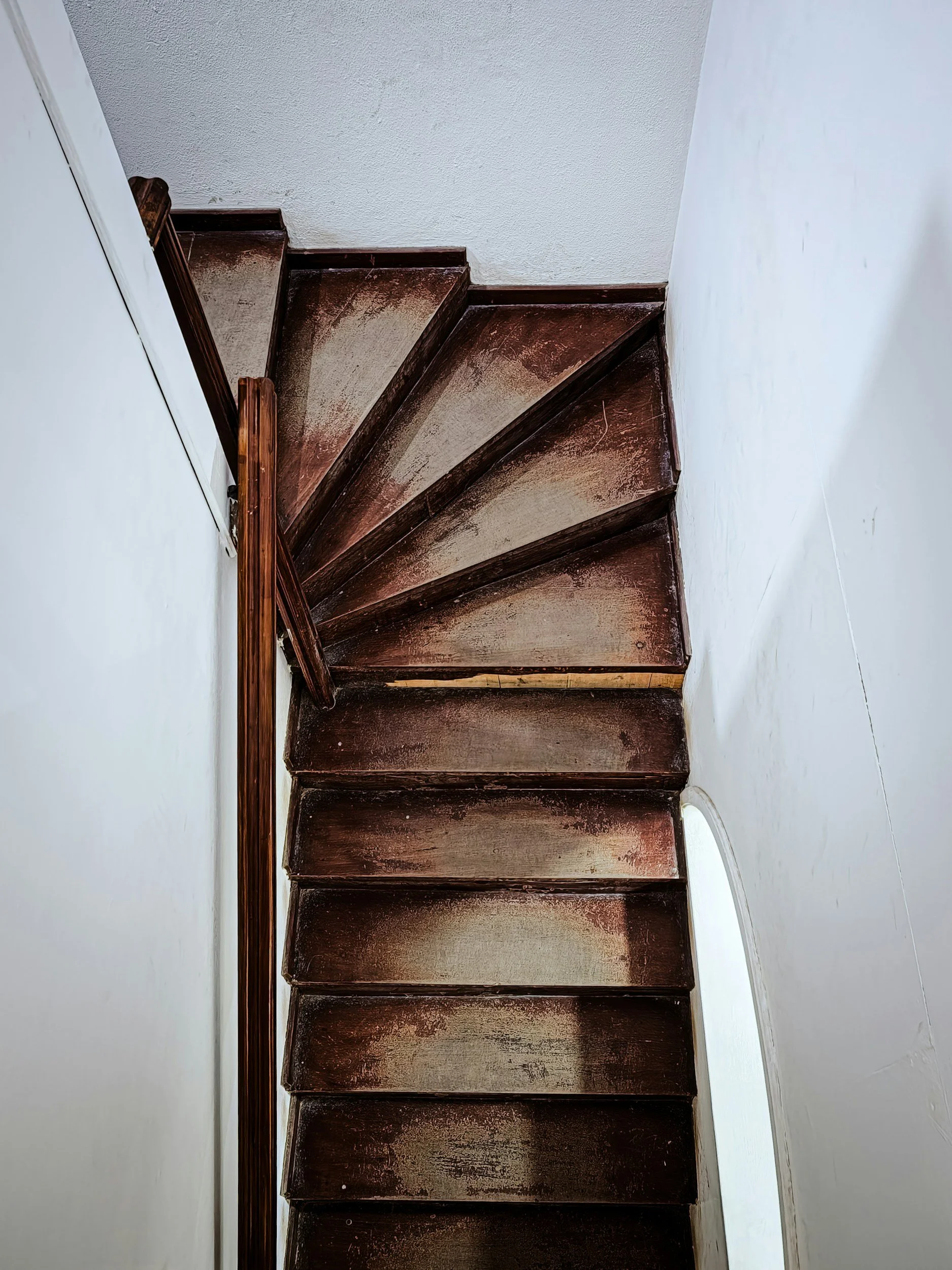 Smalle steile trap in een woning