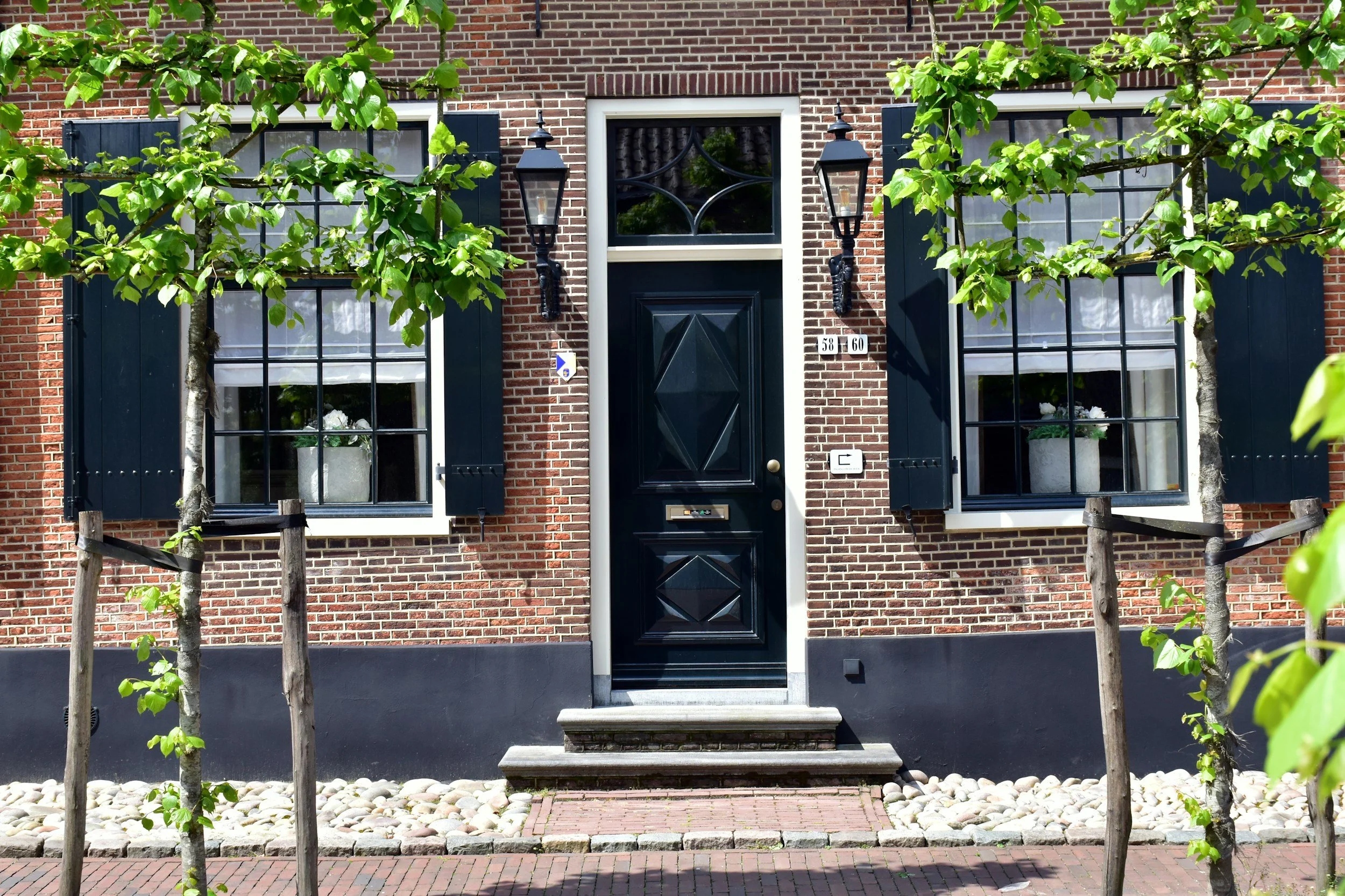 Bakstenen woning met voordeur en stoep