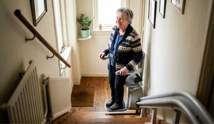AI-illustratie: oudere vrouw staat met gordel om op de voetplaat van een staande traplift