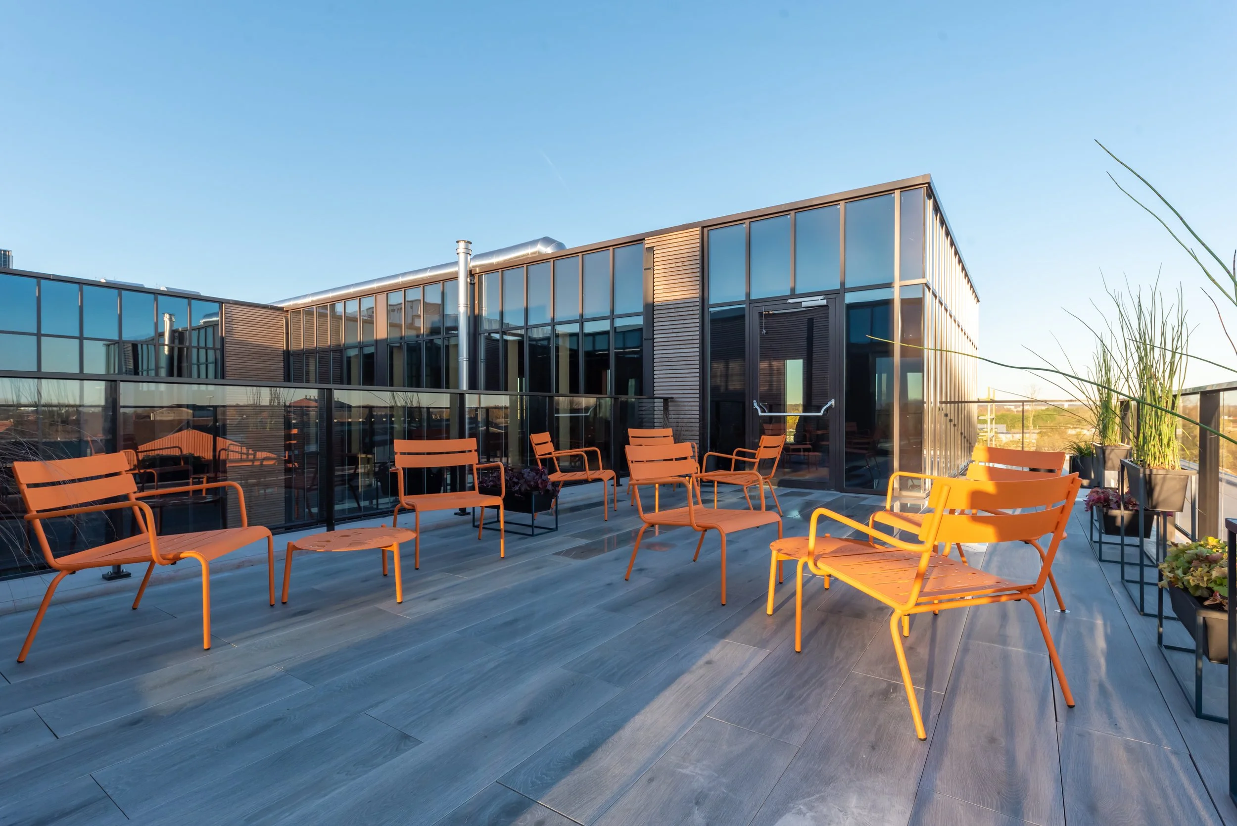 Terrasse rooftop des salles MAH.Business à Saint-Ghislain