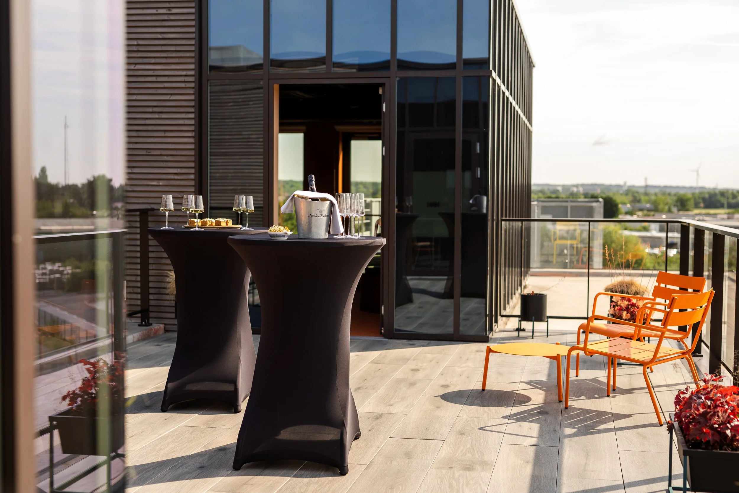Terrasse rooftop des salles MAH.Business à Saint-Ghislain
