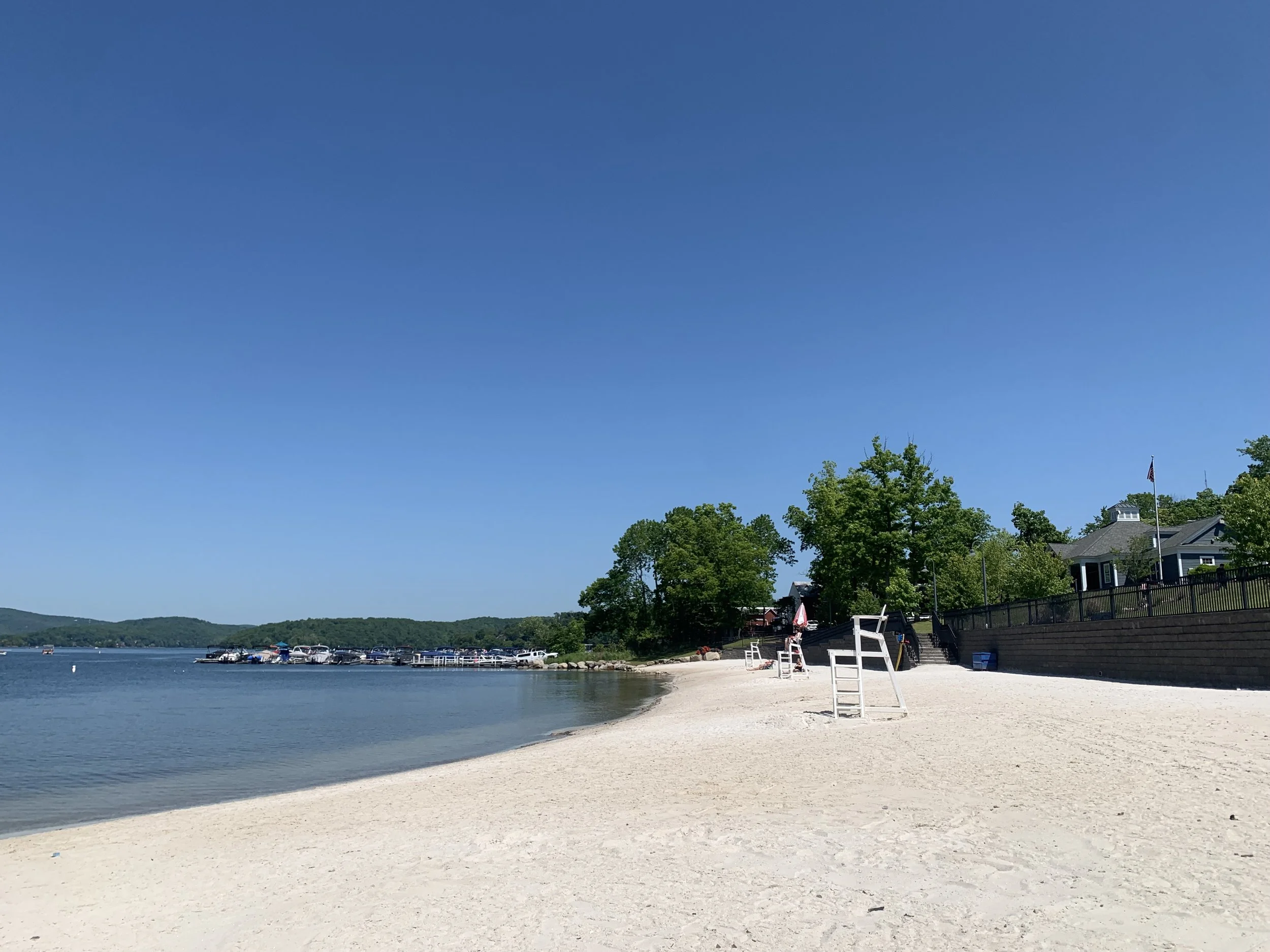 Brookfield Town Beach on Candlewood Lake in Brookfield, Connecticut. Photo by AirportExpert, CC BY-SA 4.0.