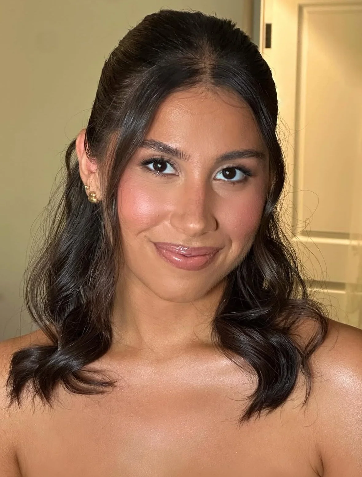 Los Angeles bridal makeup artist Jackie Romero creating soft glam wedding makeup for a bride
