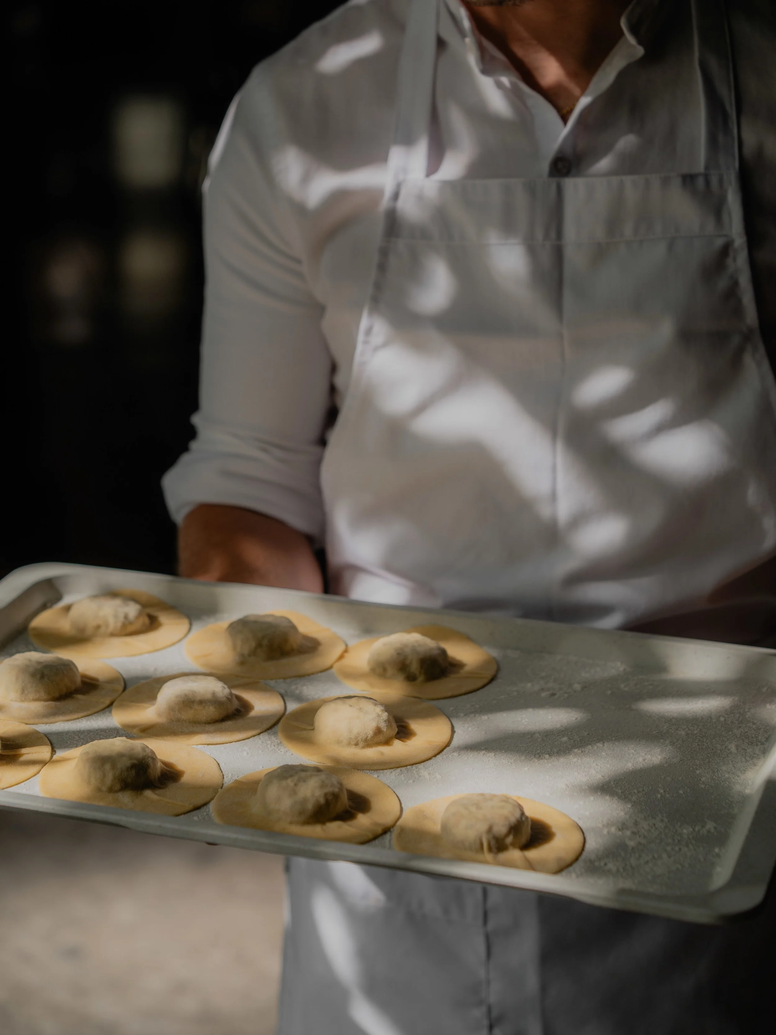 Plant-based ravioli... The filling is made from roasted Eikhaas mushrooms, chosen for their firm texture and naturally meaty, savoury character. 

📍 De Vijf Seizoenen
Kasteelstraat 5, 9660 Brakel

#devijfseizoenen #belgianfinecuisine #finediningbelg