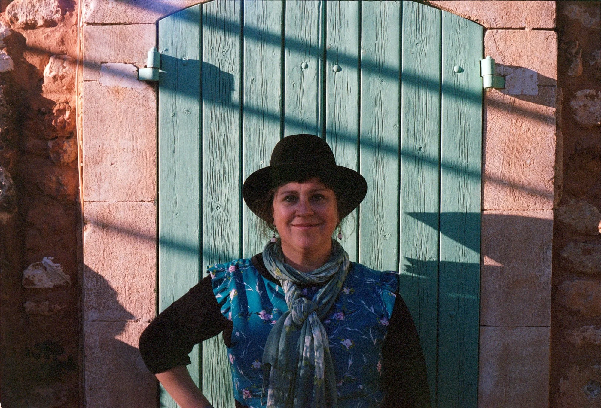 Photo of illustrator Chantal Bennett.